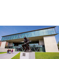 亞洲大學現代美術館前有法國藝術家羅丹的「沉思者」大型雕塑品，是新春到亞大必看景點