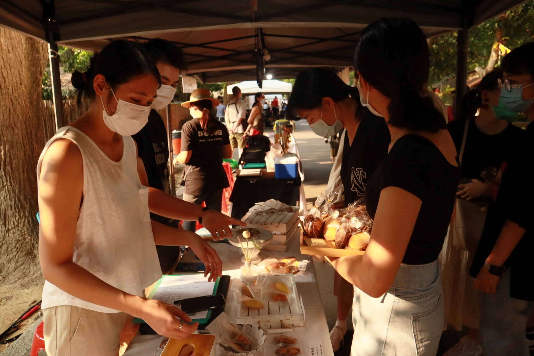 陳姿蓉等同學的「凸輪餅」攤位，產品受肯定，不少民眾光顧購買甜點。