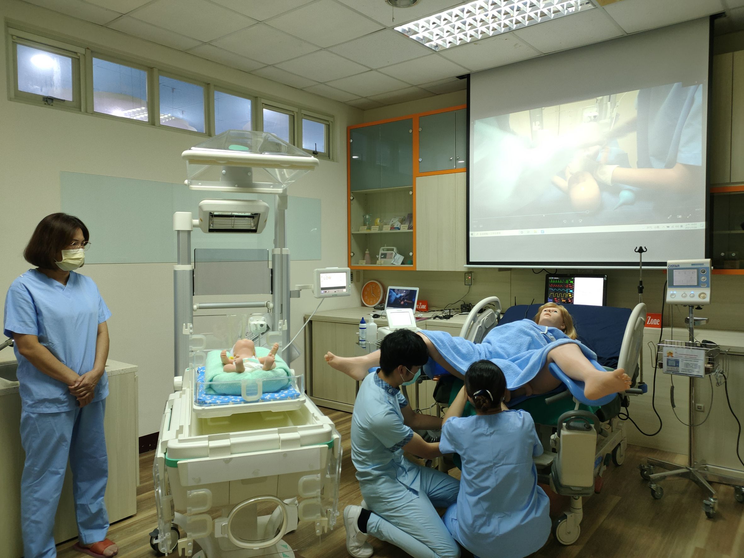 專亞大護理學院AI教學，設有全台唯一高階產婦模擬人Victoria二合一新生兒處理台等設備的「樂得兒產房」，見習孕婦「智慧生產」全紀錄。