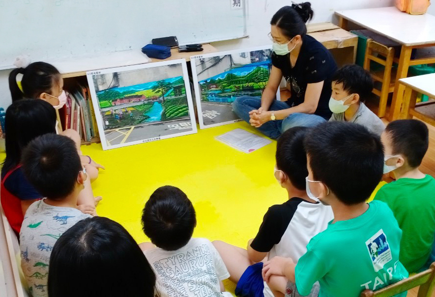 幼教系陳麗媜老師在幼兒園，教導兒童如何欣賞畫作之美。