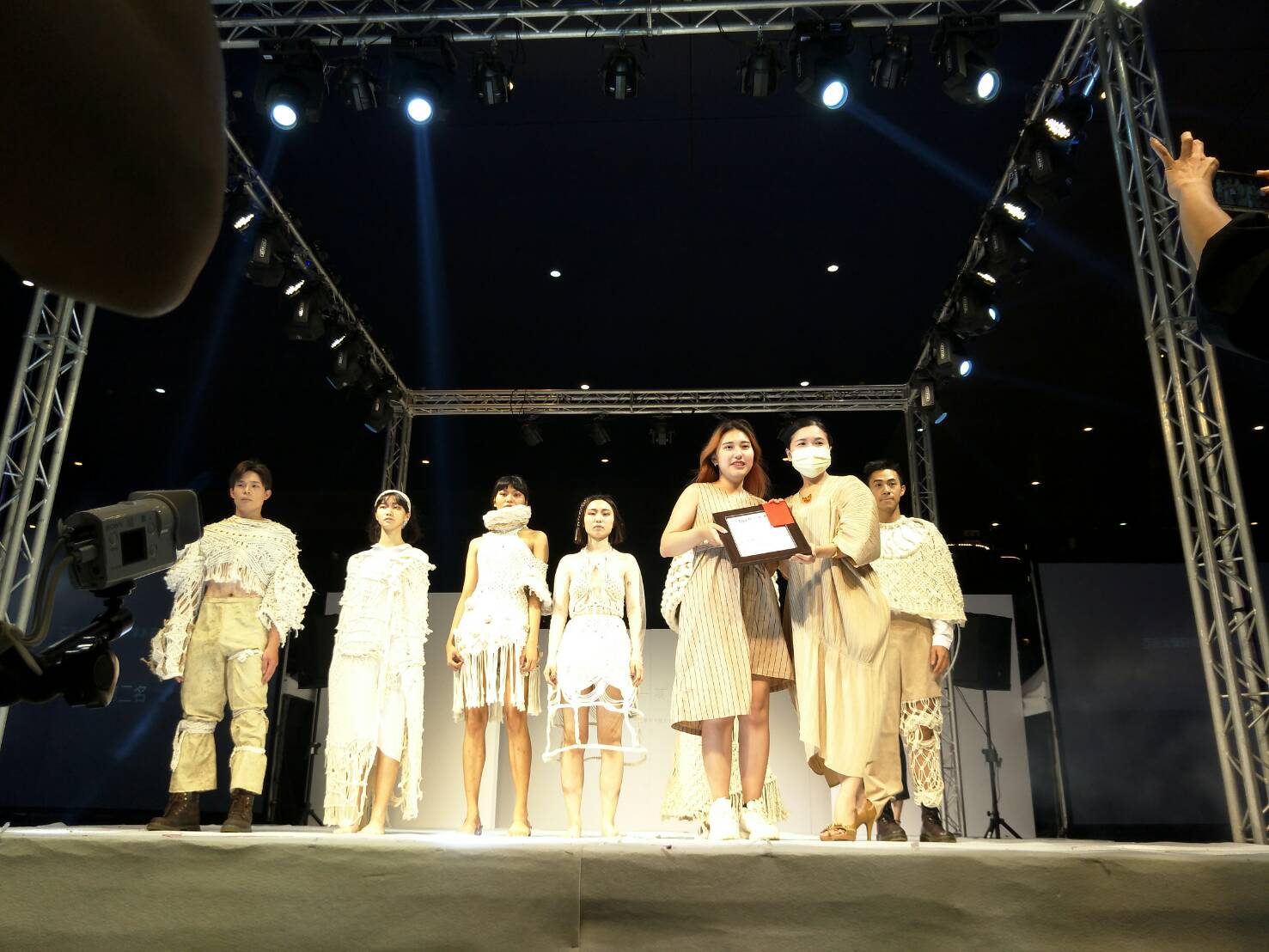 亞大時尚系主任林青玫(前排右一)頒獎給以「囚」為題，獲第二名的白宜茹同學（前排右二）。