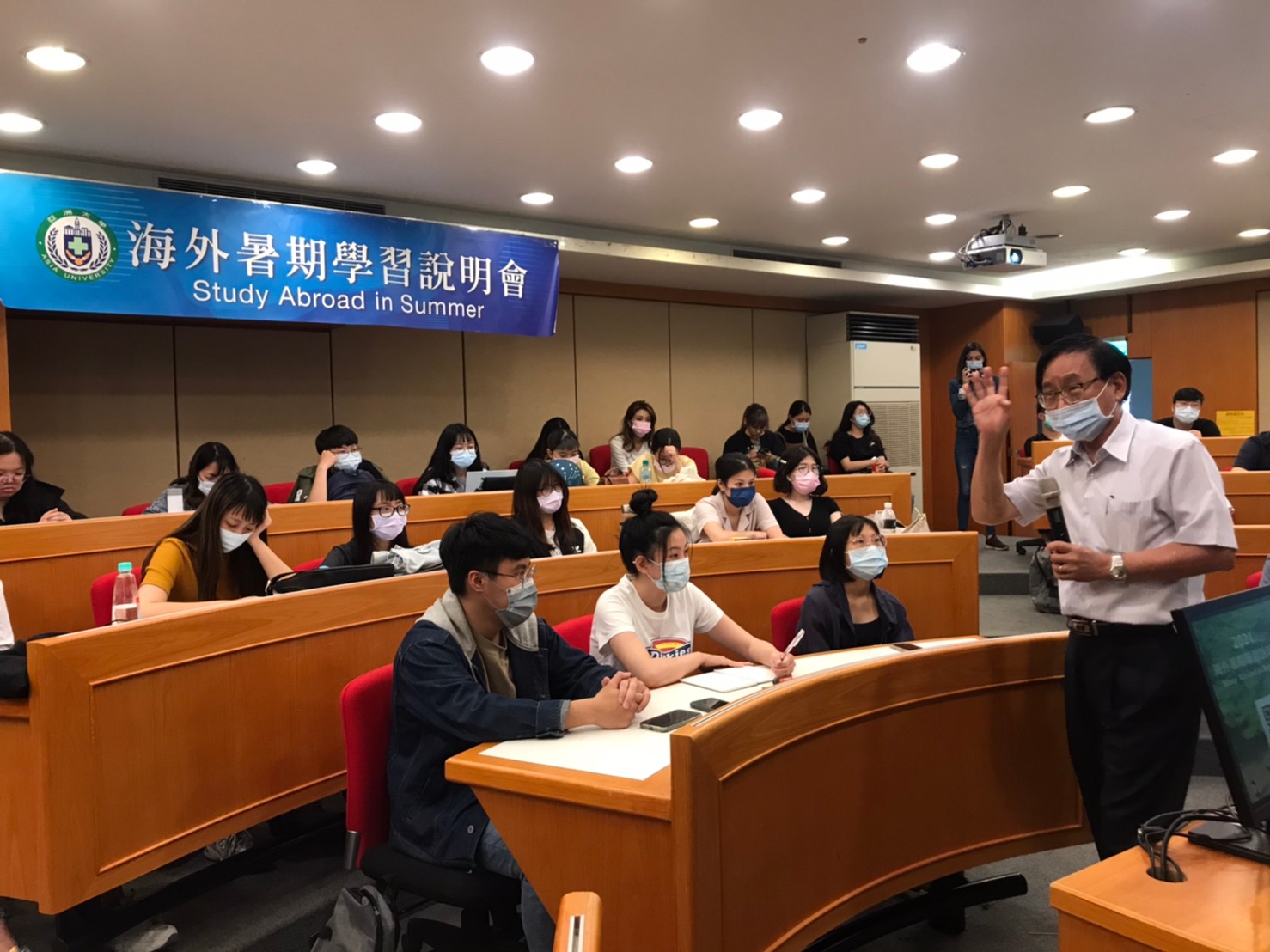亞大國際學院院長陳英輝（右一），與學生分享亞大推行的318國際化計畫。