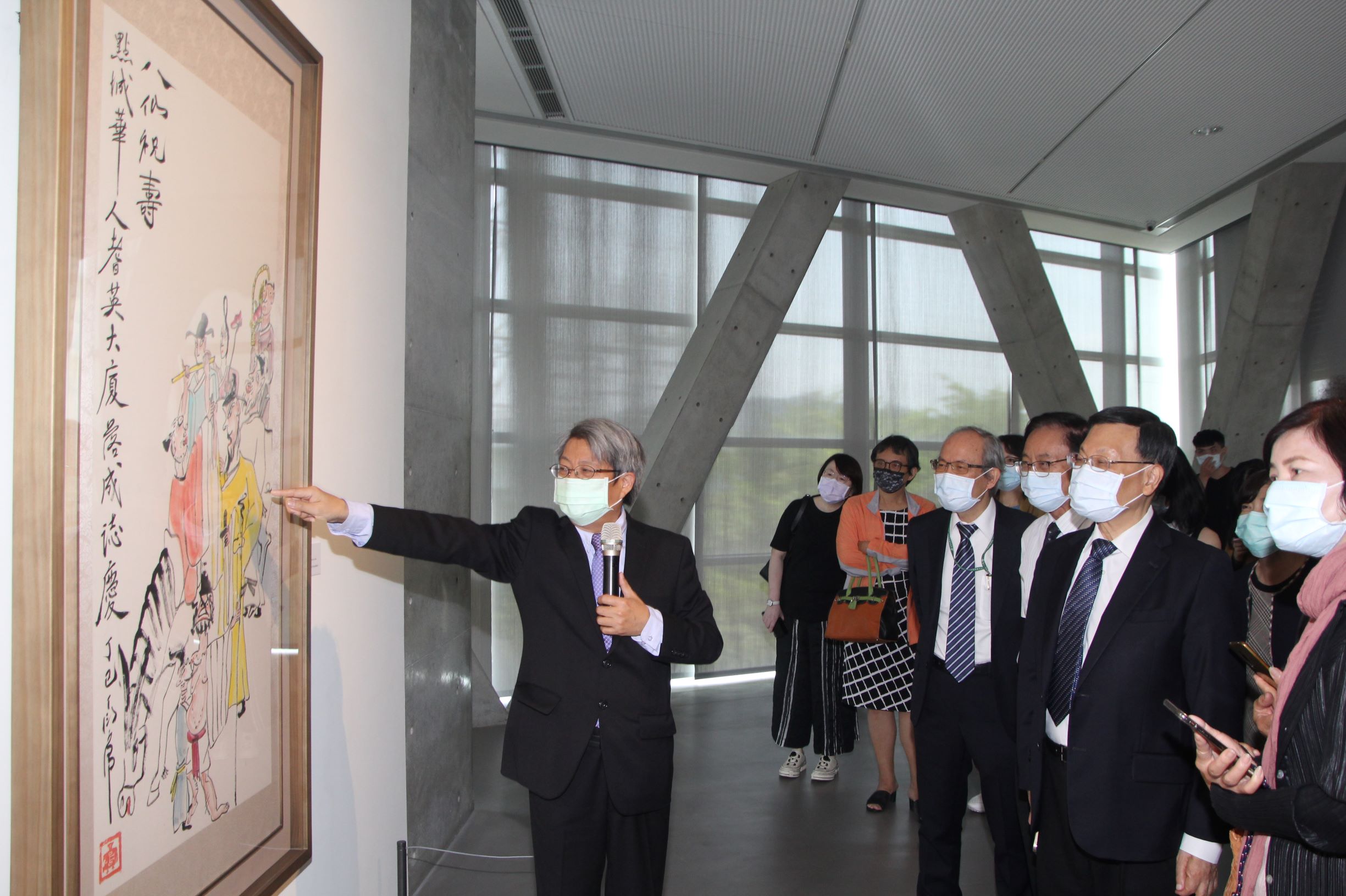 亞大現代美術館館長潘𥛮，解說丁衍鏞的「八仙祝壽」圖。