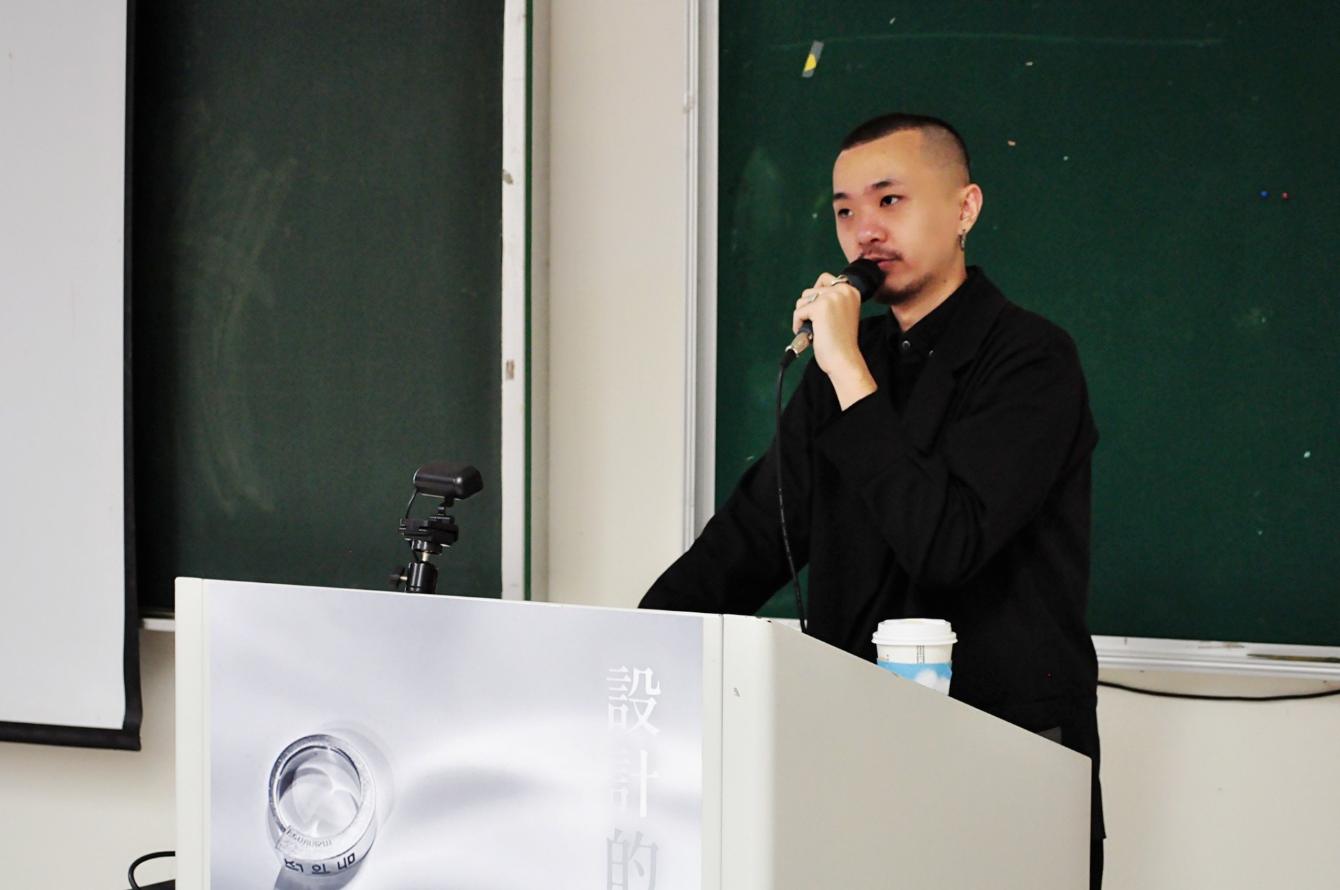 亞大校友陳彥儒設計總監以「設計的價值是什麼？」演講，分享自身創作來源及經歷。