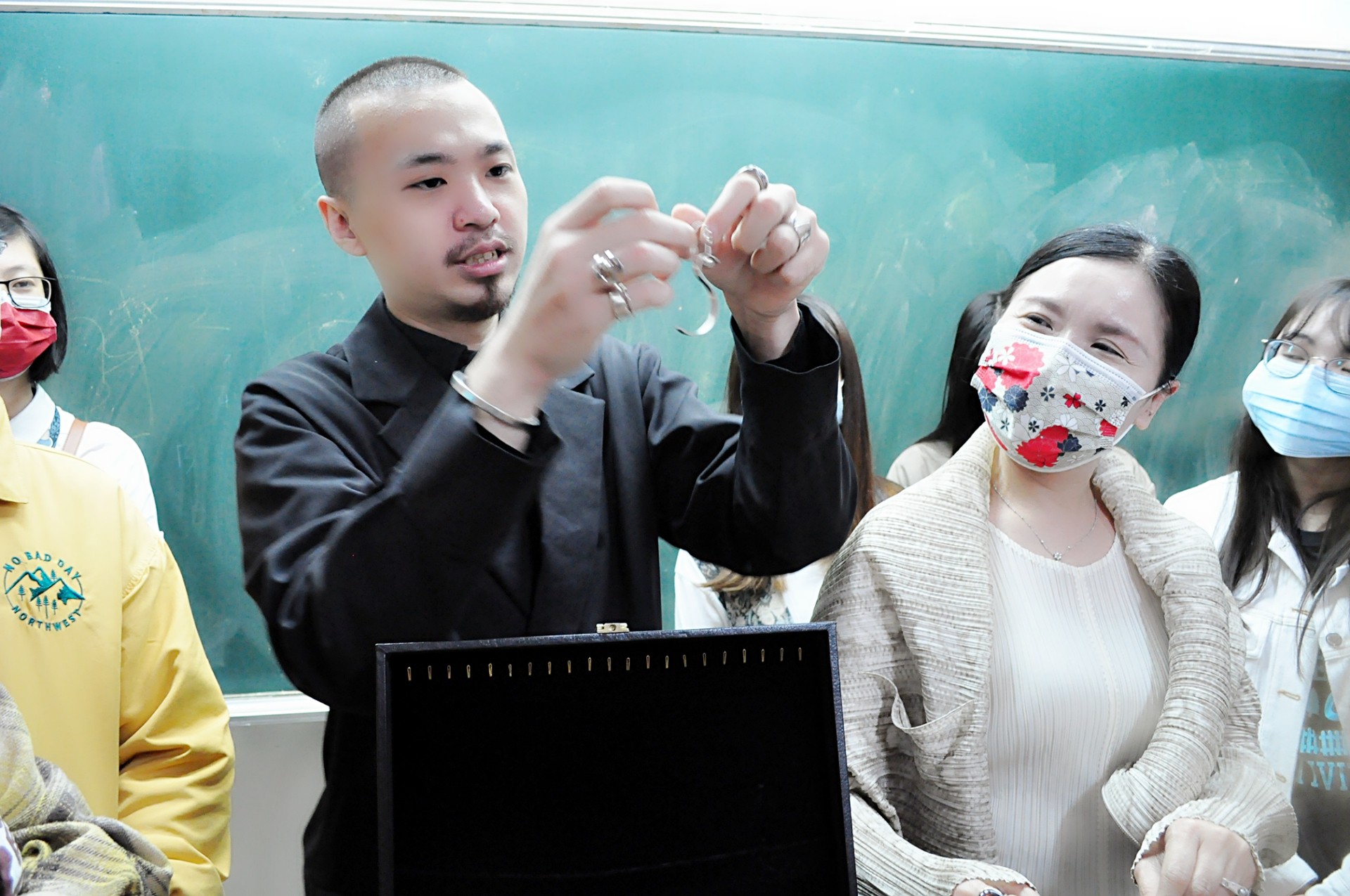 陳彥儒總監帶來LOGIS品牌精品設計，跟亞大時尚系同學分享。