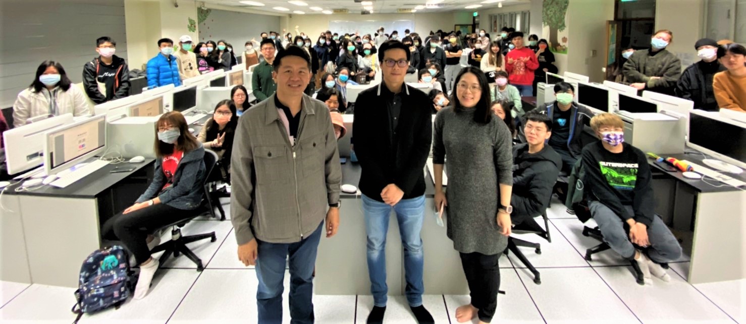 亞大發明中心主任林信宏(左一)、陳彥廷教授（左二）和林孟潔老師(左三)與聽演講學生們合照。