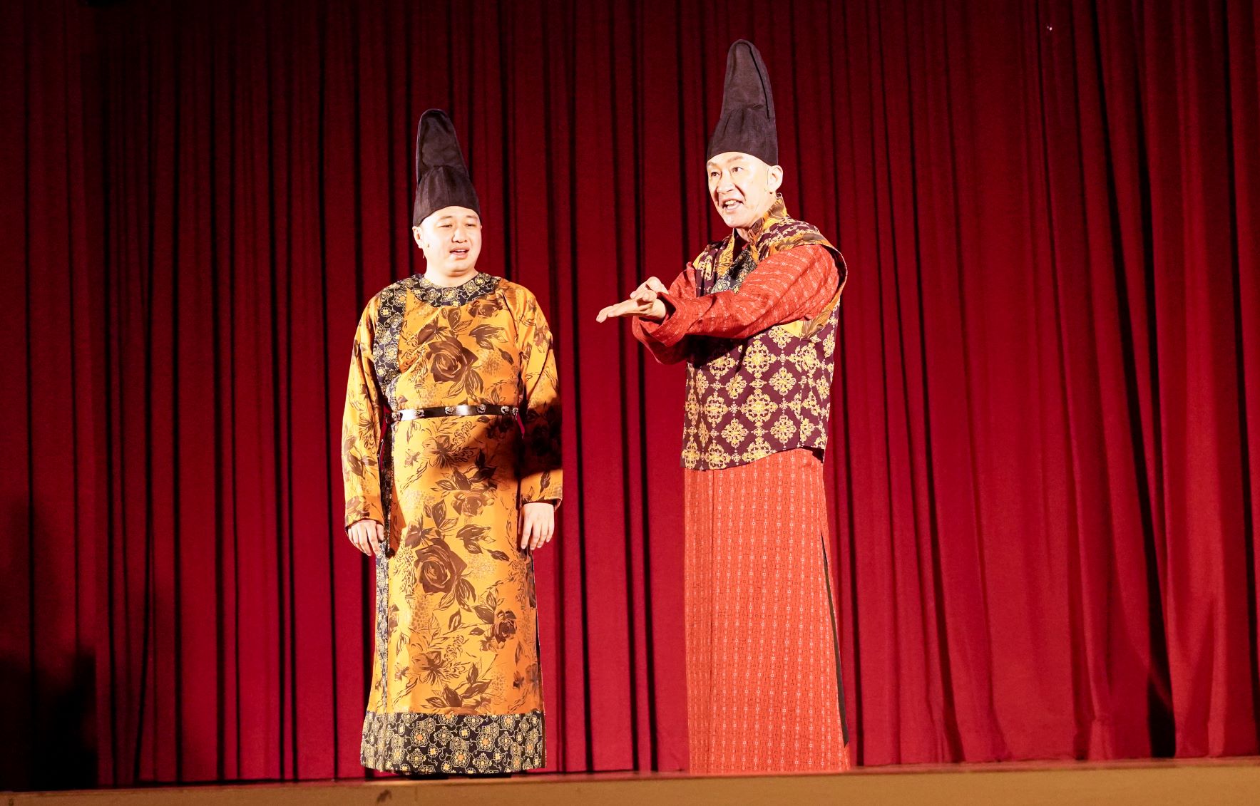 亞大藝文季邀「相聲瓦舍」演出，演員黃士偉（右）、翁銓偉說學逗唱笑翻全場。