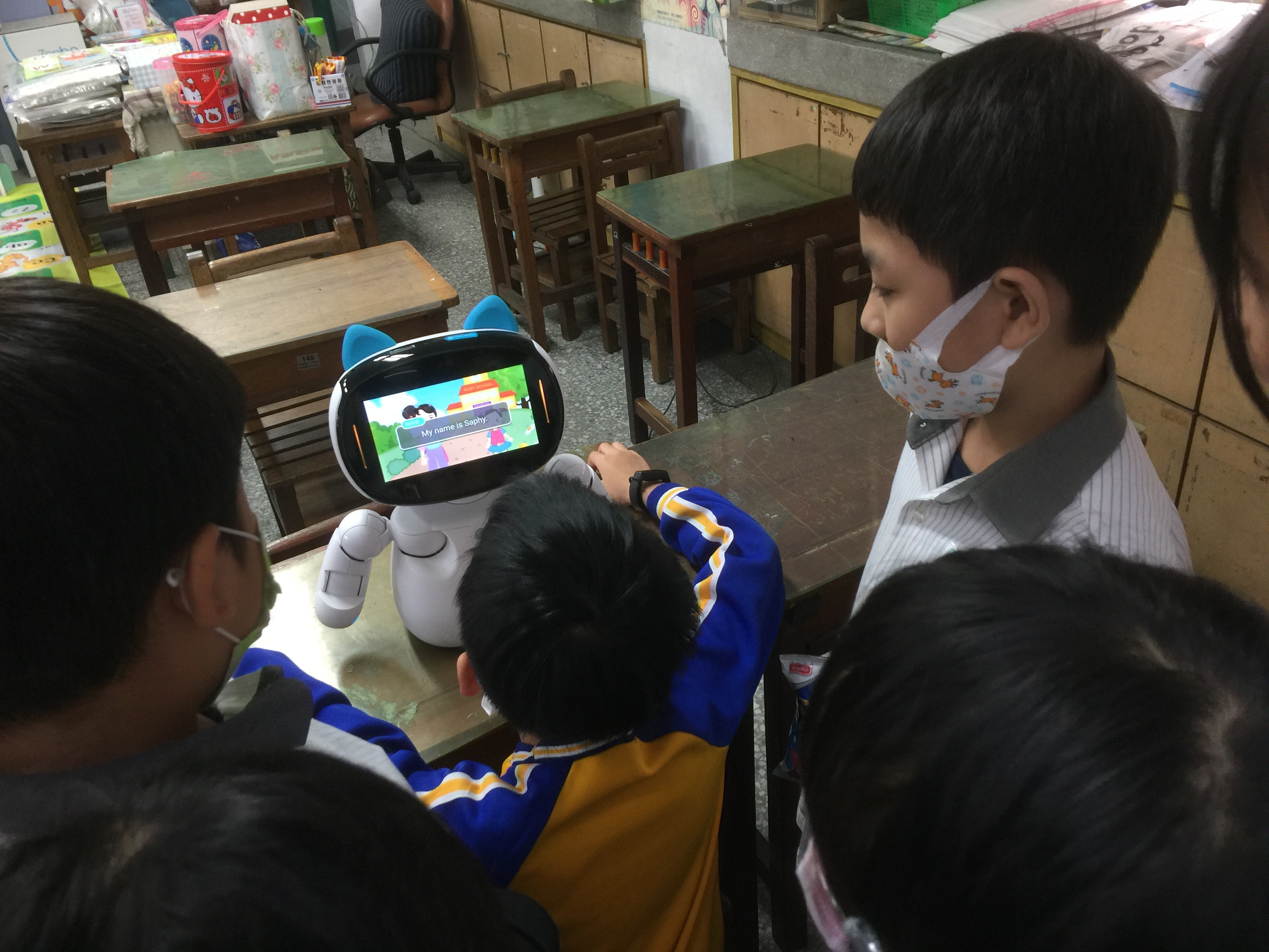 亞大與吉峰國小合開中年級「國際教育班」，課程規劃機器人輔助語言學習，增強學生學習興趣