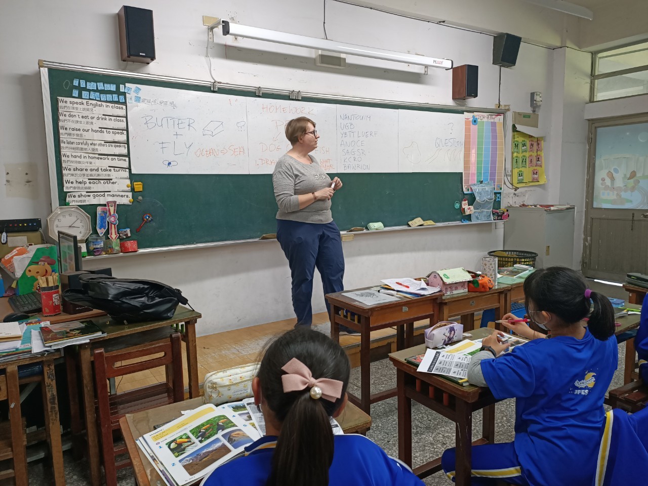 外籍教師Teacher Agnes授課內容聚焦house, world, toys, body等議題，融入多樣化的學習活動。