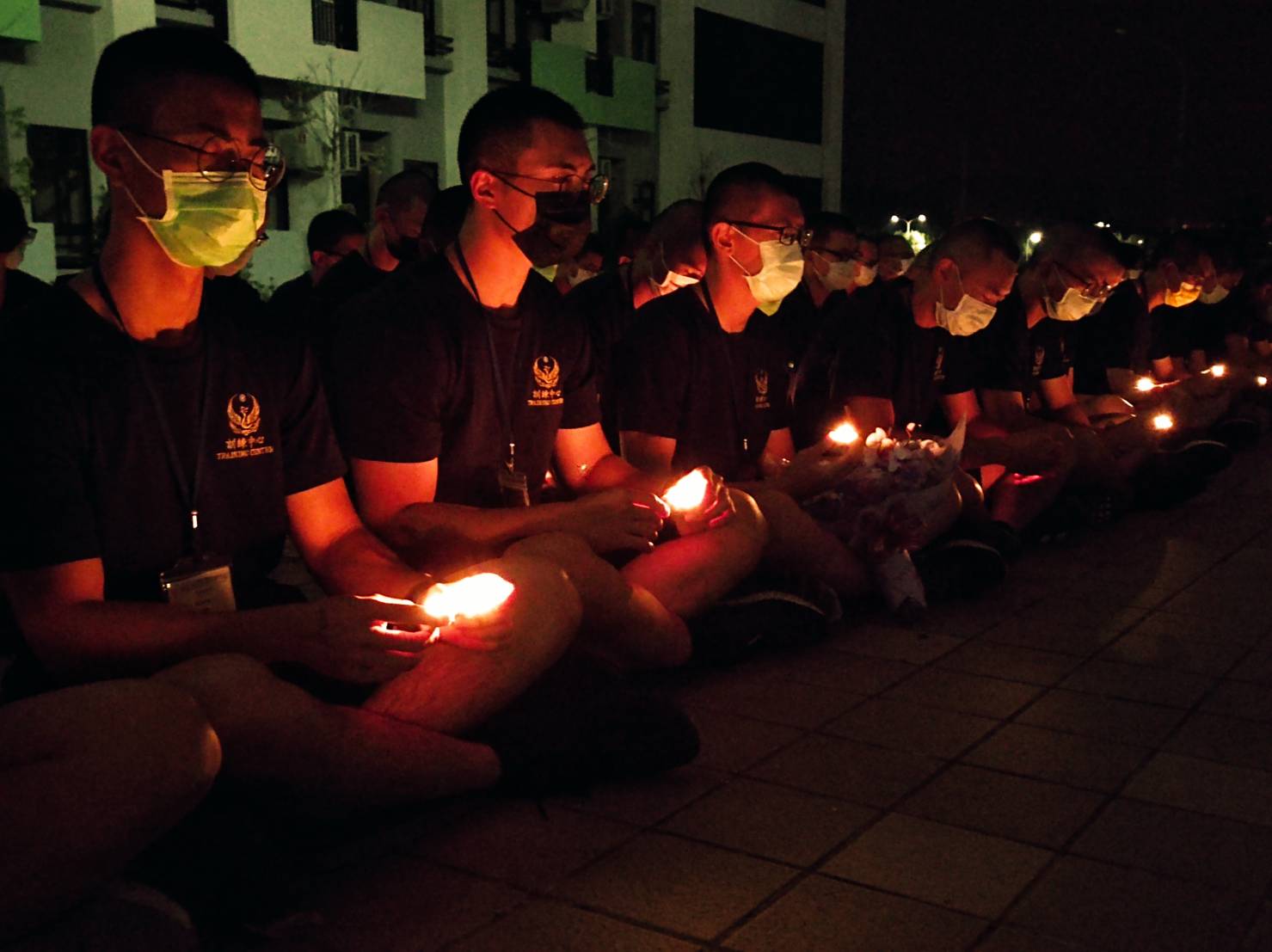 4月5日晚，消防署代訓中心為太魯閣號罹難學員，辦追思儀式默哀。