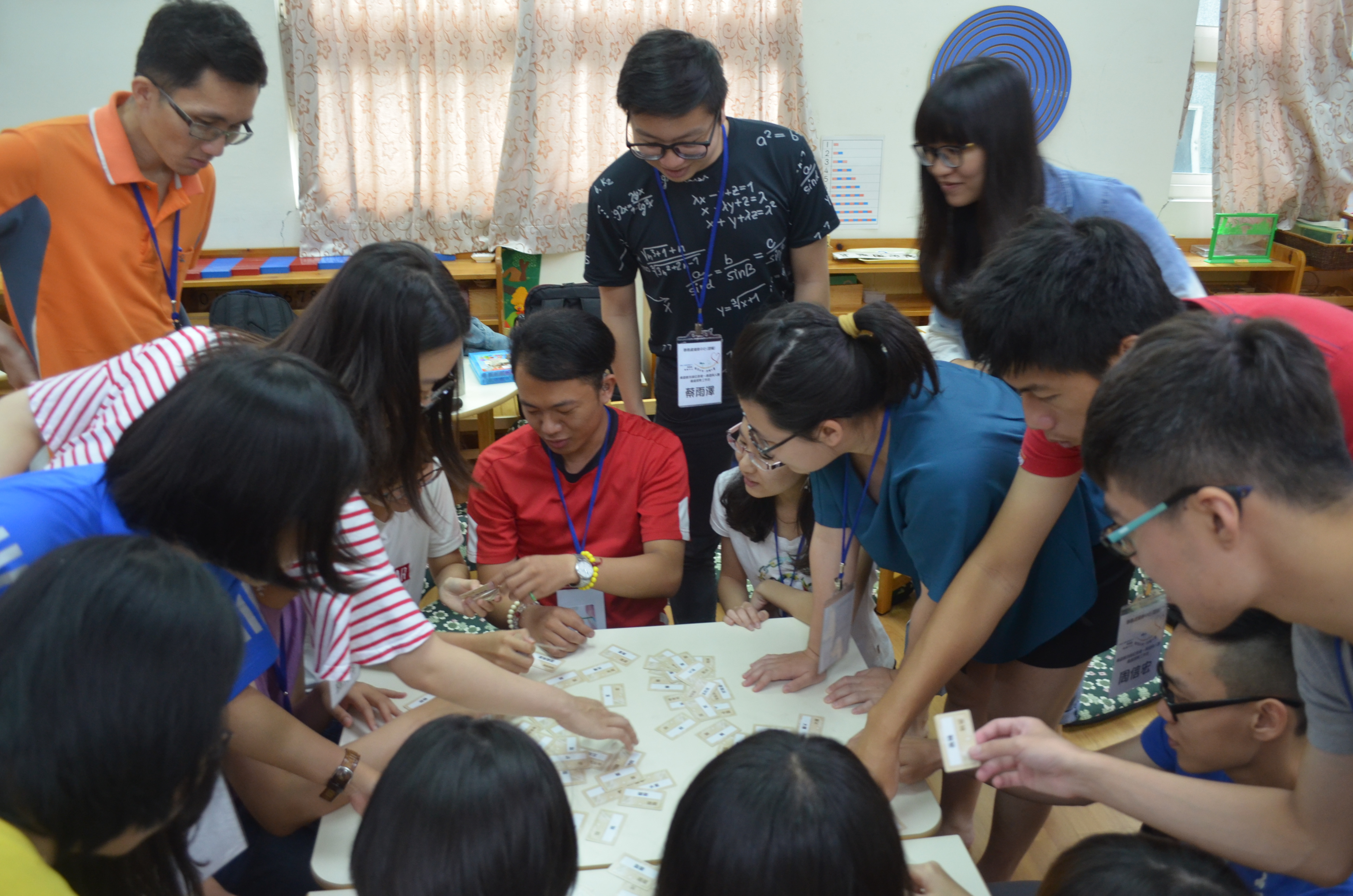 亞大健康中心安排桌遊，讓同學互動、合作，促進學生社群感與歸屬感。