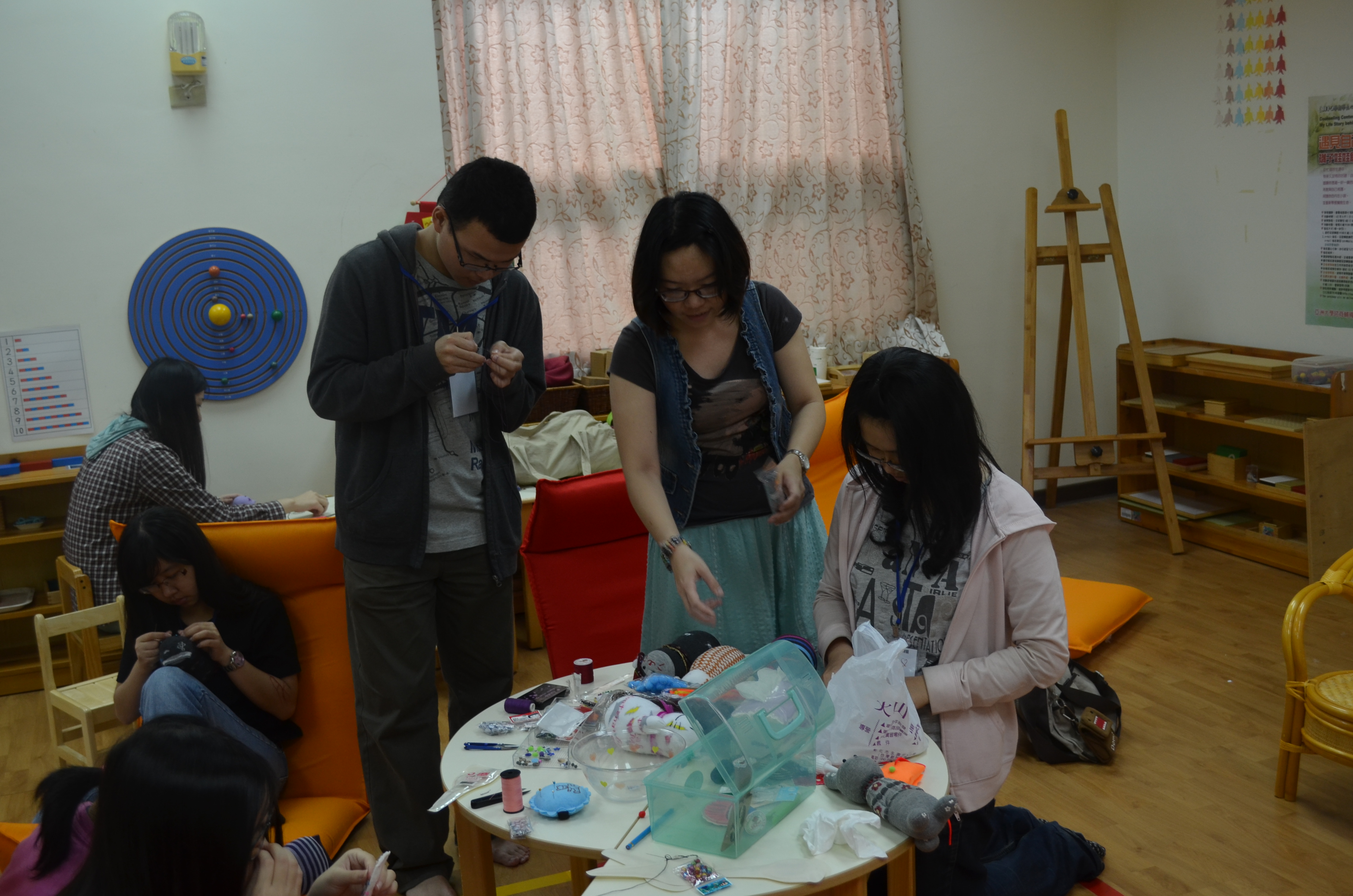 亞大學生參加手做療癒小物工作坊，製做襪子娃，培養歸屬感。
