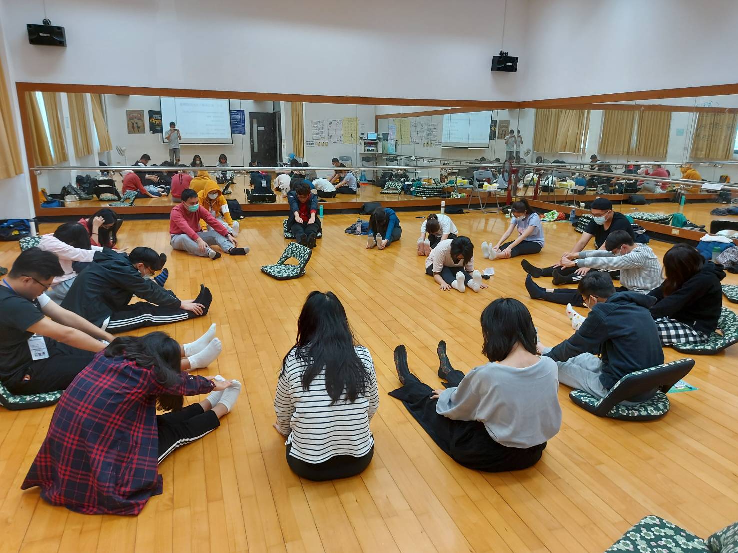 亞大學務處健康中心人員帶領學生，藉由瑜珈舒緩身心靈壓力。