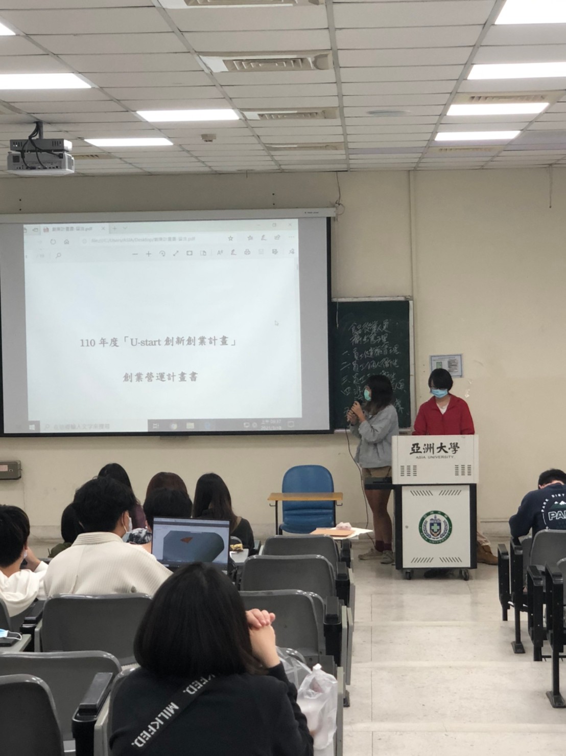 「香香流轉公司」同學陳佩琪(右)、黃姵綺(右二)與同學們分享創業經驗。