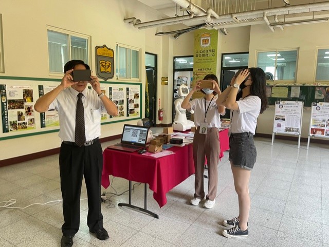 20日活動當天，陳英輝院長與外文系學生，示範VR結合英語導覽之作品體驗。