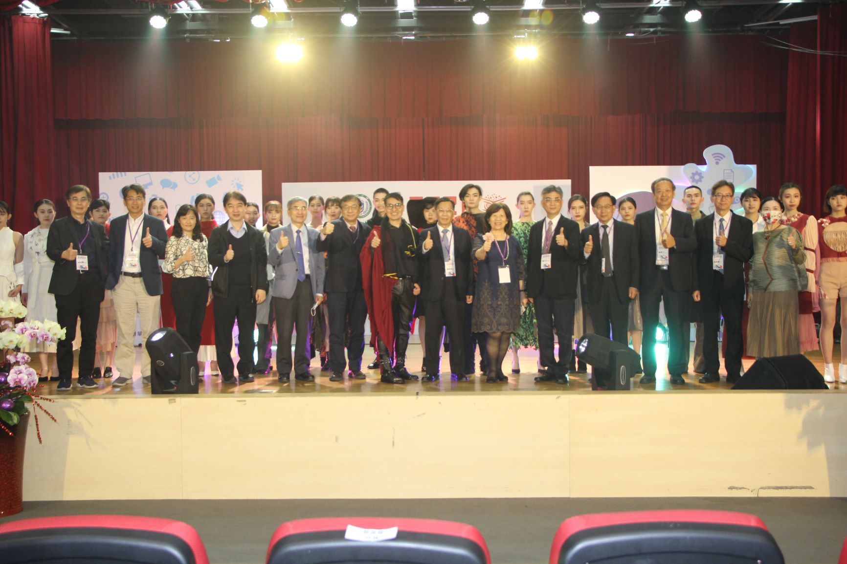 亞大2021數位學習研討會，以盛大的時尚秀閉幕，蔡進發校長（左八）稱讚相當成功，與會人士一起合影留念。