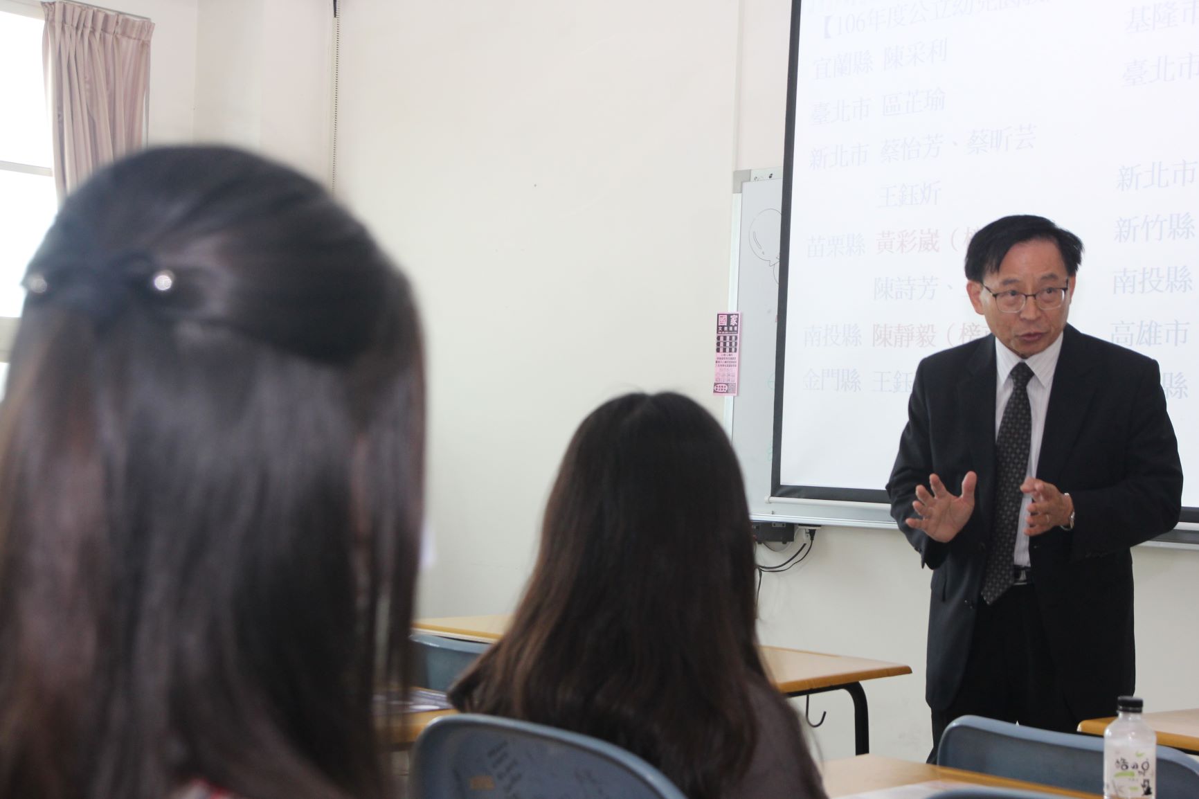 人文社會學院院長陳英輝向有意就讀幼教系的學生、家長解說亞大318制度。