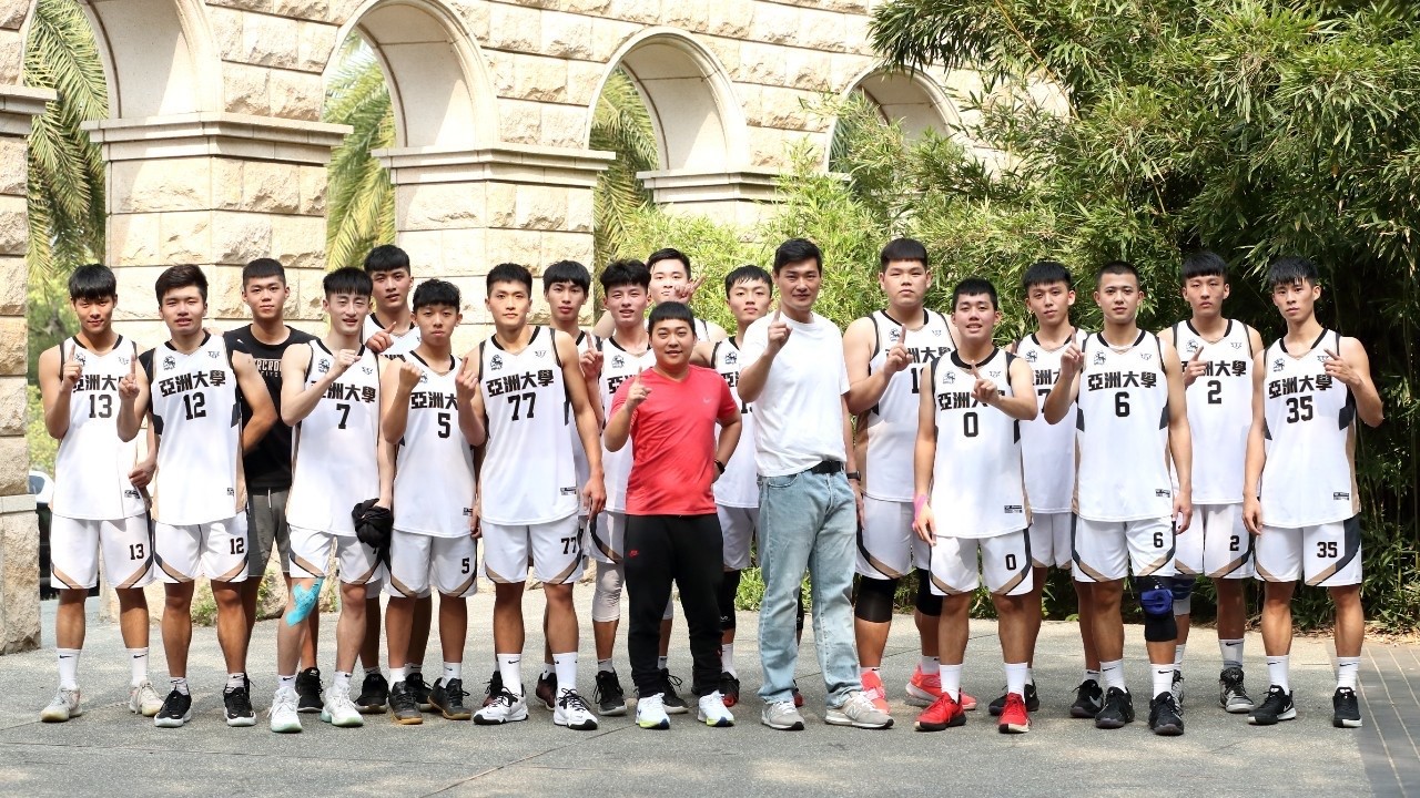 亞大男籃教練林泰興（前排穿紅衣者）、體育室主任林彥廷（前排右四）與全體球員。