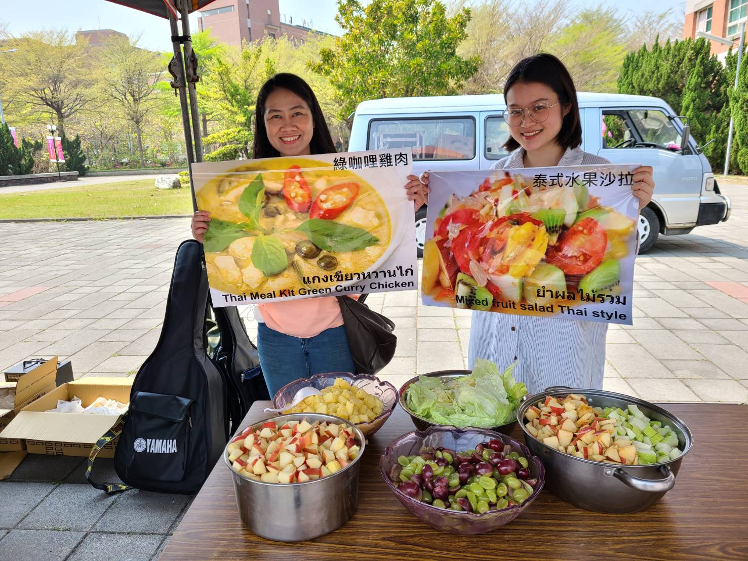 亞大的泰國學生準備了泰式水果沙拉、綠咖哩雞肉分享。
