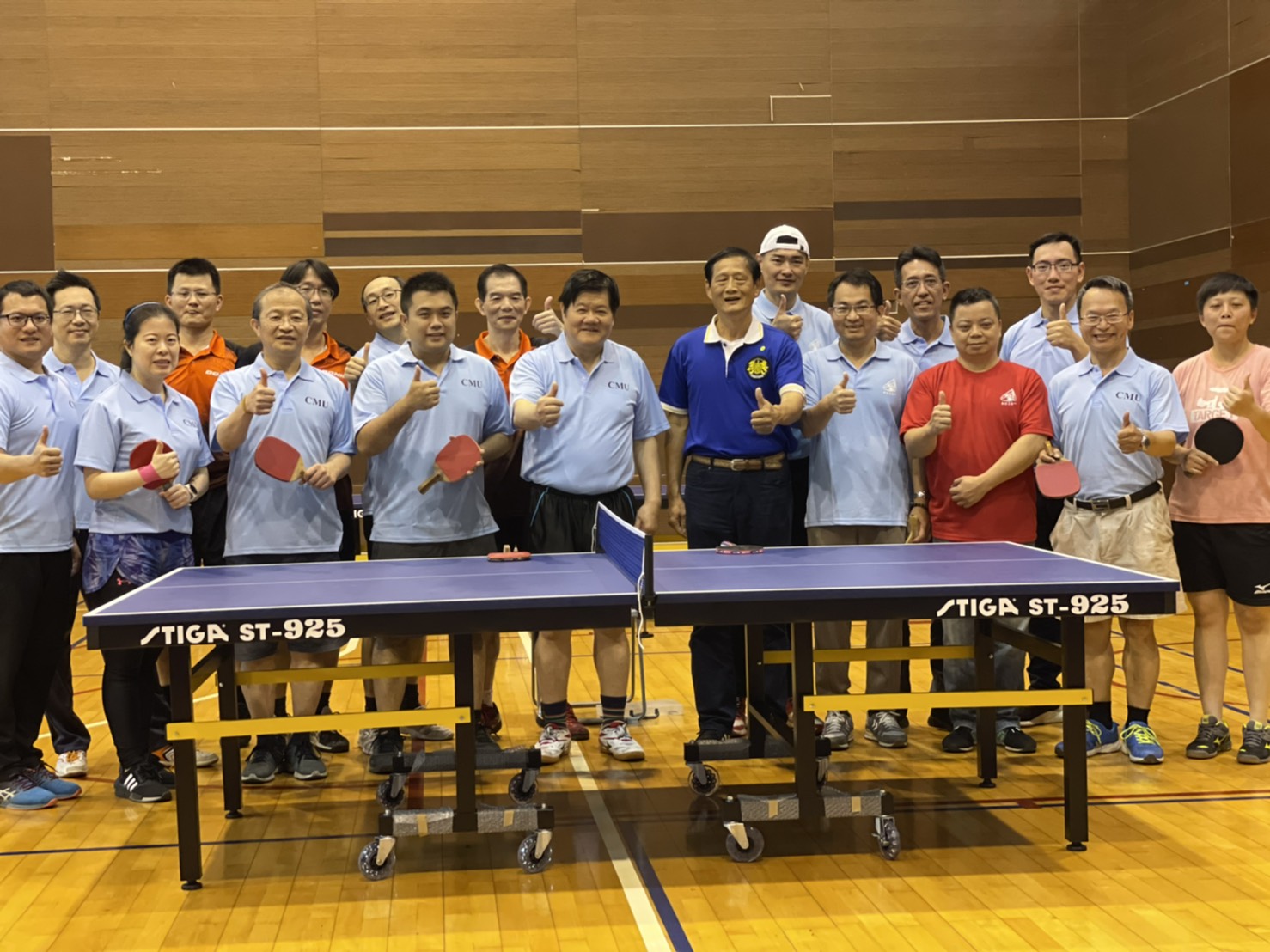 中國醫藥大學校長洪明奇(前排左五)，參加桌球比賽。