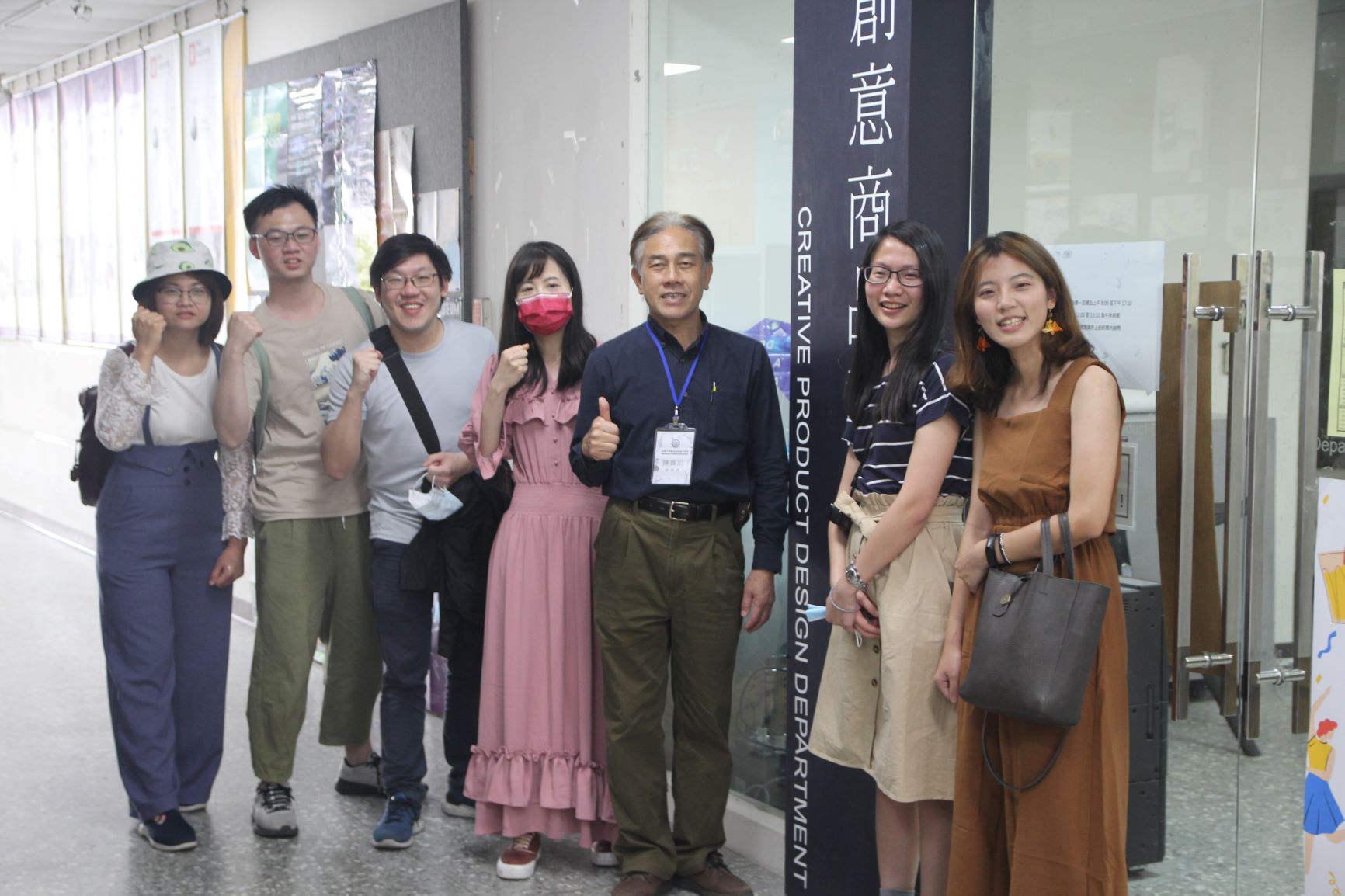 商品設計系老師陳齊川（左五）與畢業校友快樂合照。