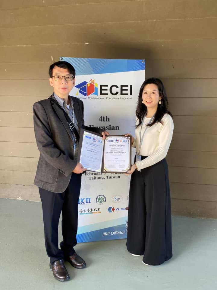 商設系碩士生簡淑君（右）參加第4屆歐亞教育創新國際研討會，獲最佳論文獎，IIKII閔庭輝理事長頒發最佳論文獎。