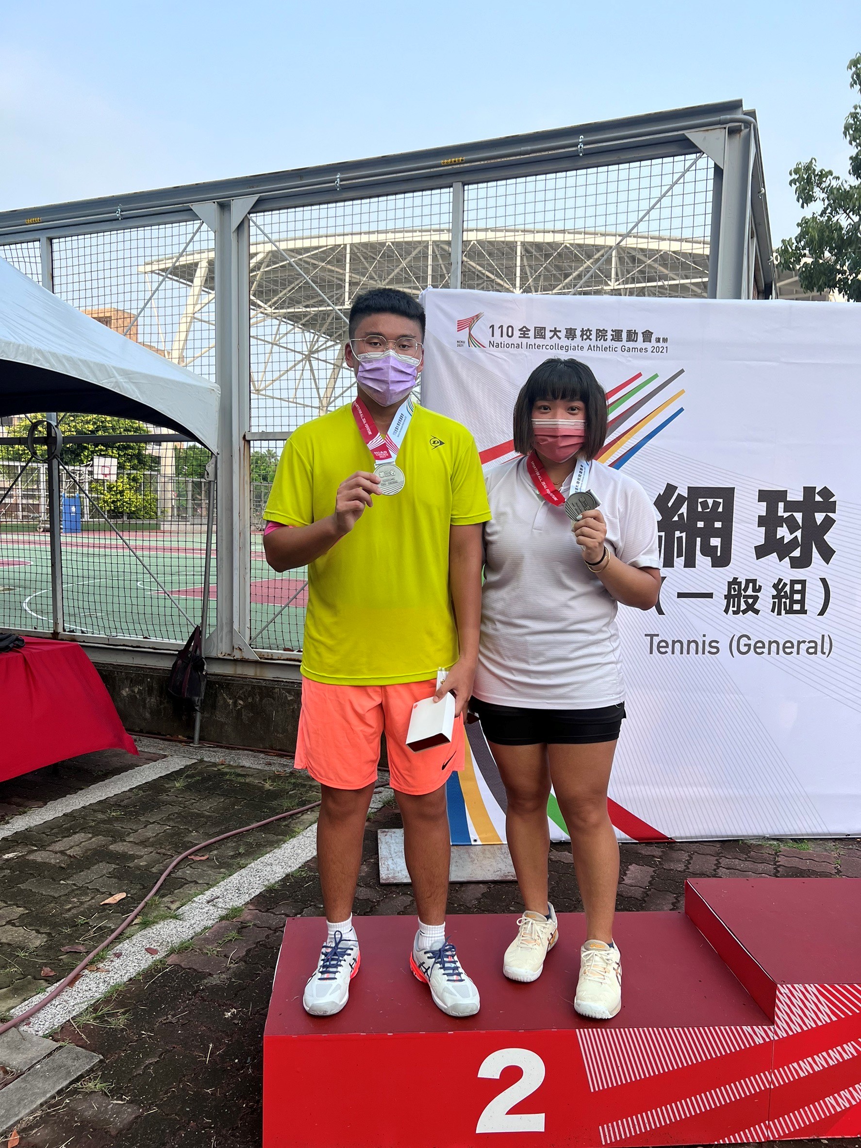 網球混合雙打銅牌廖子堯(左)、許惠婷合影