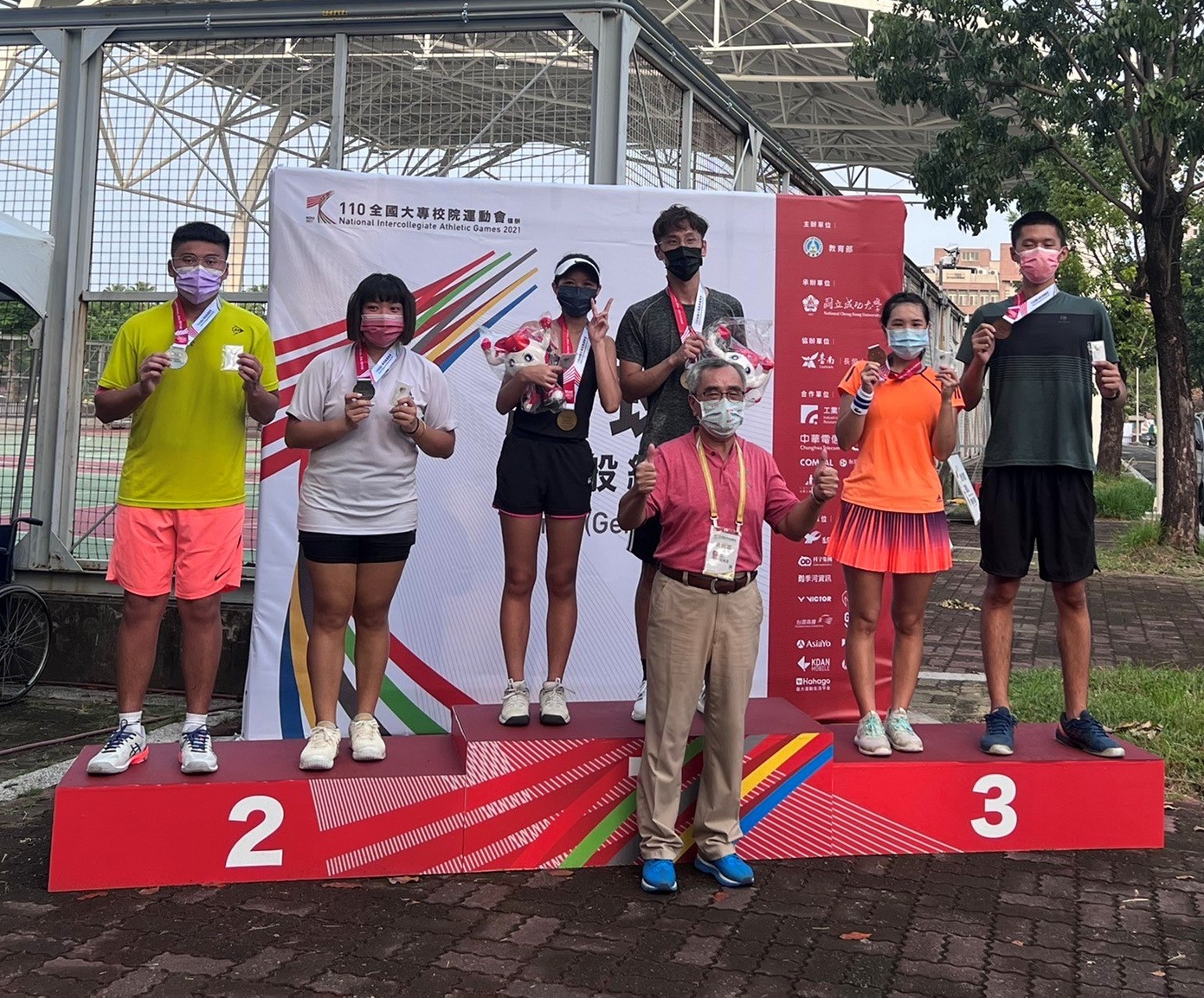 網球混合雙打頒獎，廖子堯(左一)、許惠婷（左二）獲銅牌、林祉馨（左五）、葉培崧（左六）獲銀牌
