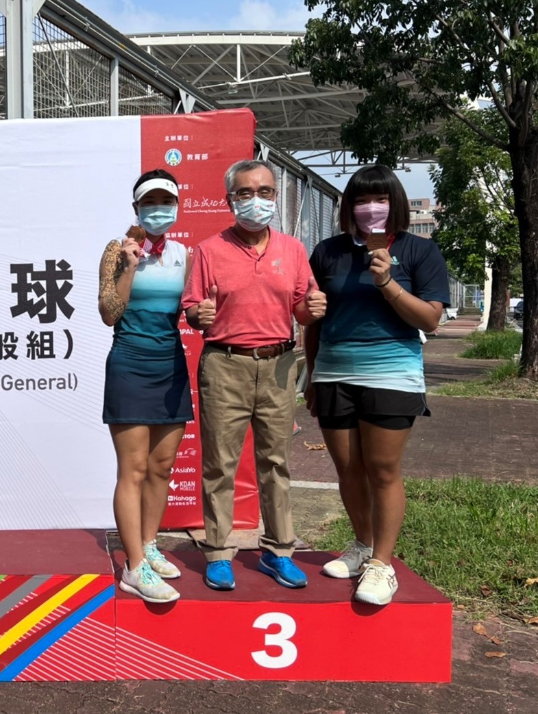 獲網球女子雙打銅牌的許惠婷（右一）與裁判長莊吳忠（右二）林祉馨(右三)合影