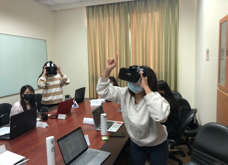 護理學系學生於PBL分組課程中，觀看精神衛生VR影片。
