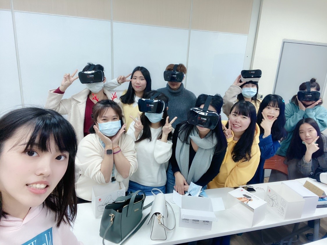 護理系老師樊韻彥（前排左二）與學生一起參加精神衛生PBL+VR課程。