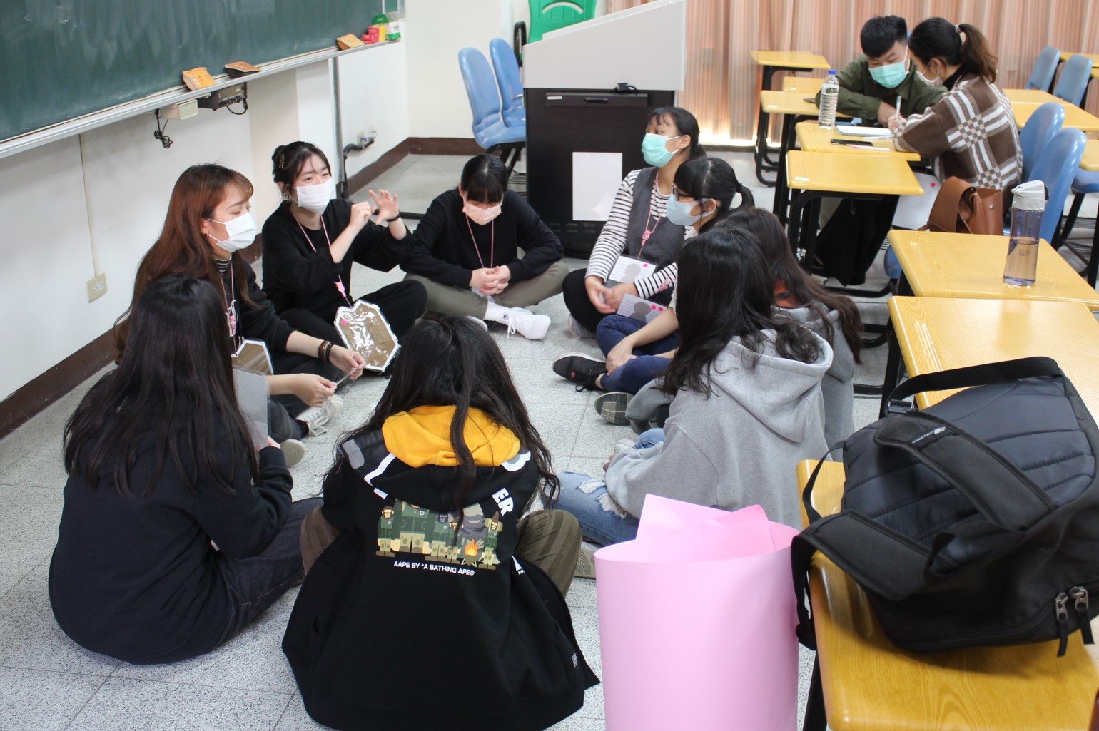 參加亞大心理營活動的學生們，在課程中認真地分組討論。
