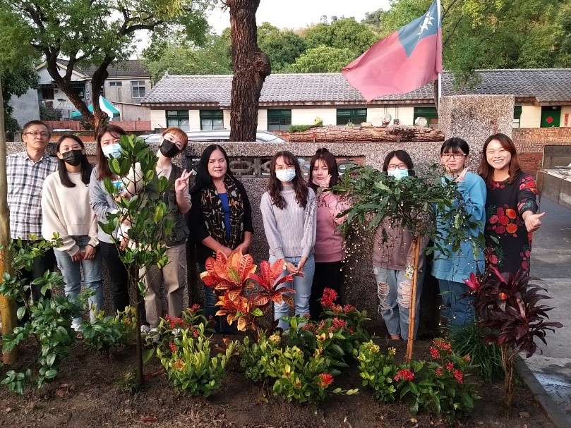 亞大「霧峰學．學霧峰」課程，學生將亞大國際NGO研究中心前院的環境綠美化，大家一起動手做，共同創造環境的生活美學。