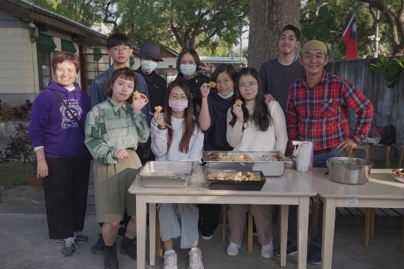 烘焙組的學員呈現這學期學習的成果，有司康、可頌、芝麻烤餅，發揮團隊精神，創造令人垂涎的人間美味。業師童金男(右一)，霧峰學課程老師廖淑娟(左一)。