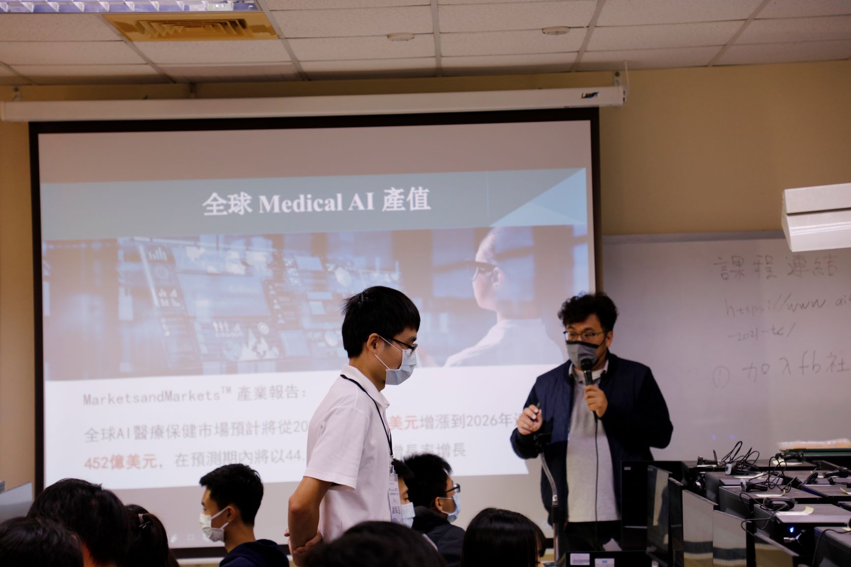 「亞大生醫系老師王昭能(右)在「AI醫療專題實作營隊」，解說精準醫療的未來。