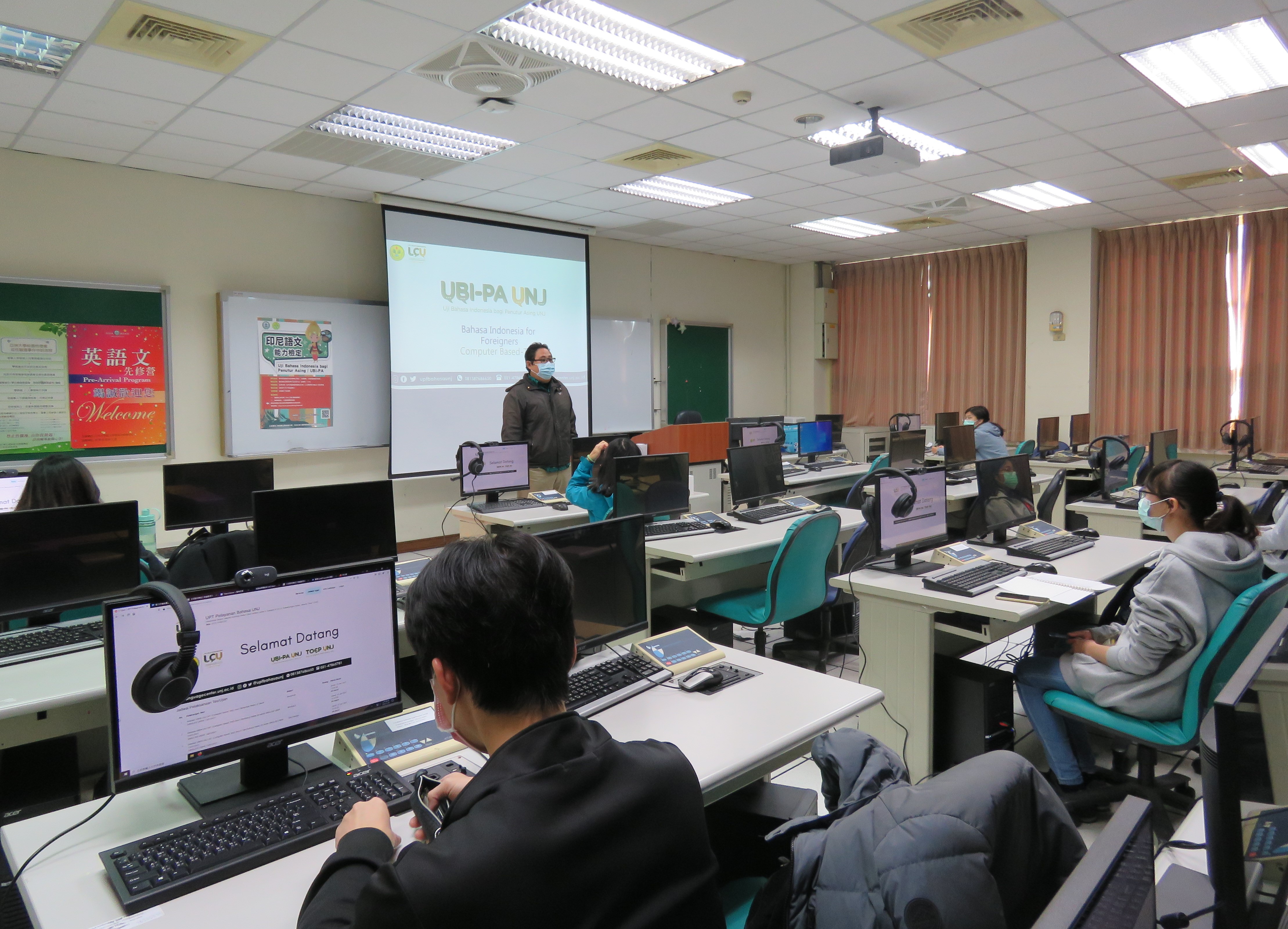 亞大與雅加達大學聯合舉辦印尼語文能力檢定，由亞大印尼籍博士生Andi Azhar 擔任現場監考官。