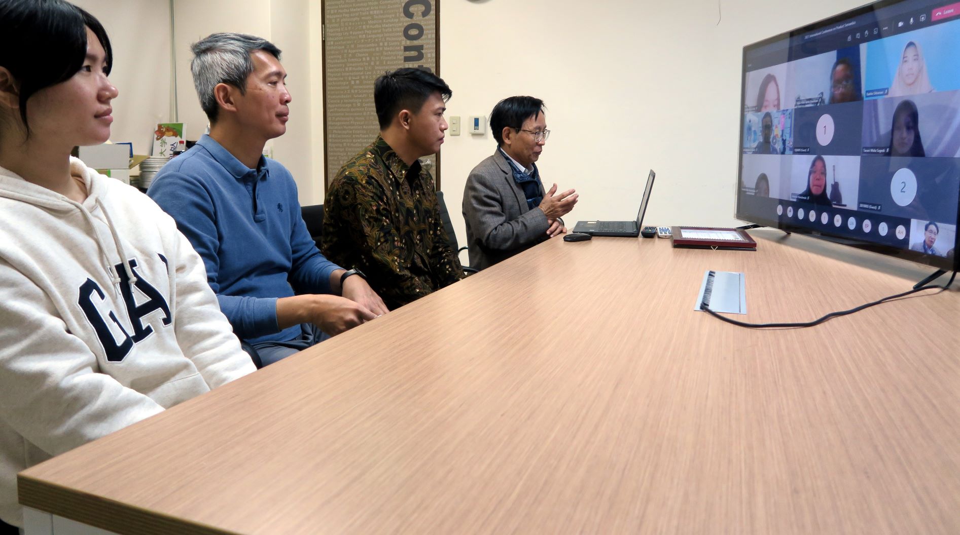 國際學院陳英輝院長 (右起) 在會議上演講。會議參與Prof. Peter Ardhianto、蔡楨永老師、曾彥綾同學。