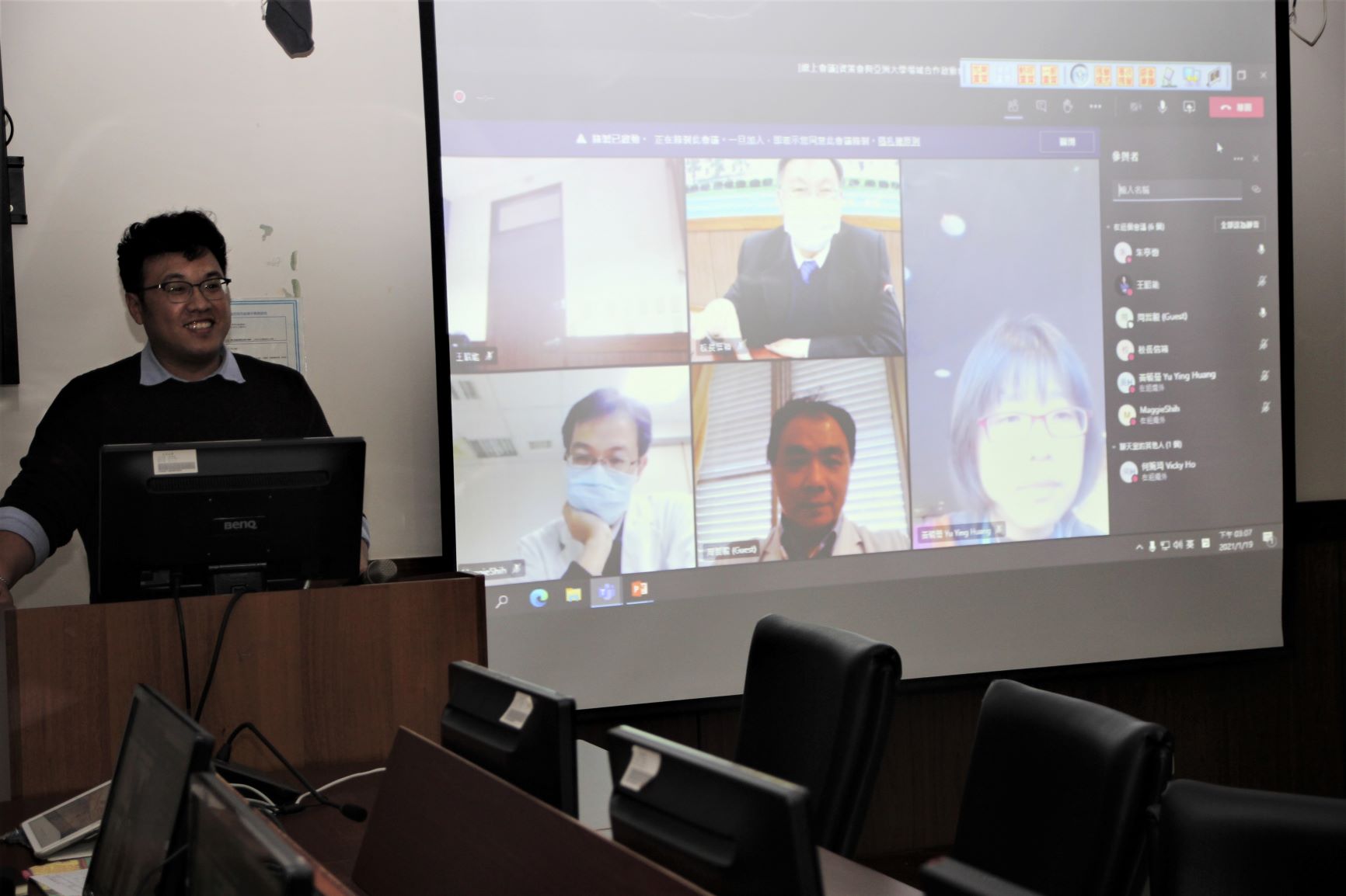 亞洲大學精準健康研究中心執行長王昭能主持會議，透過連線與其他專家一起對話。
