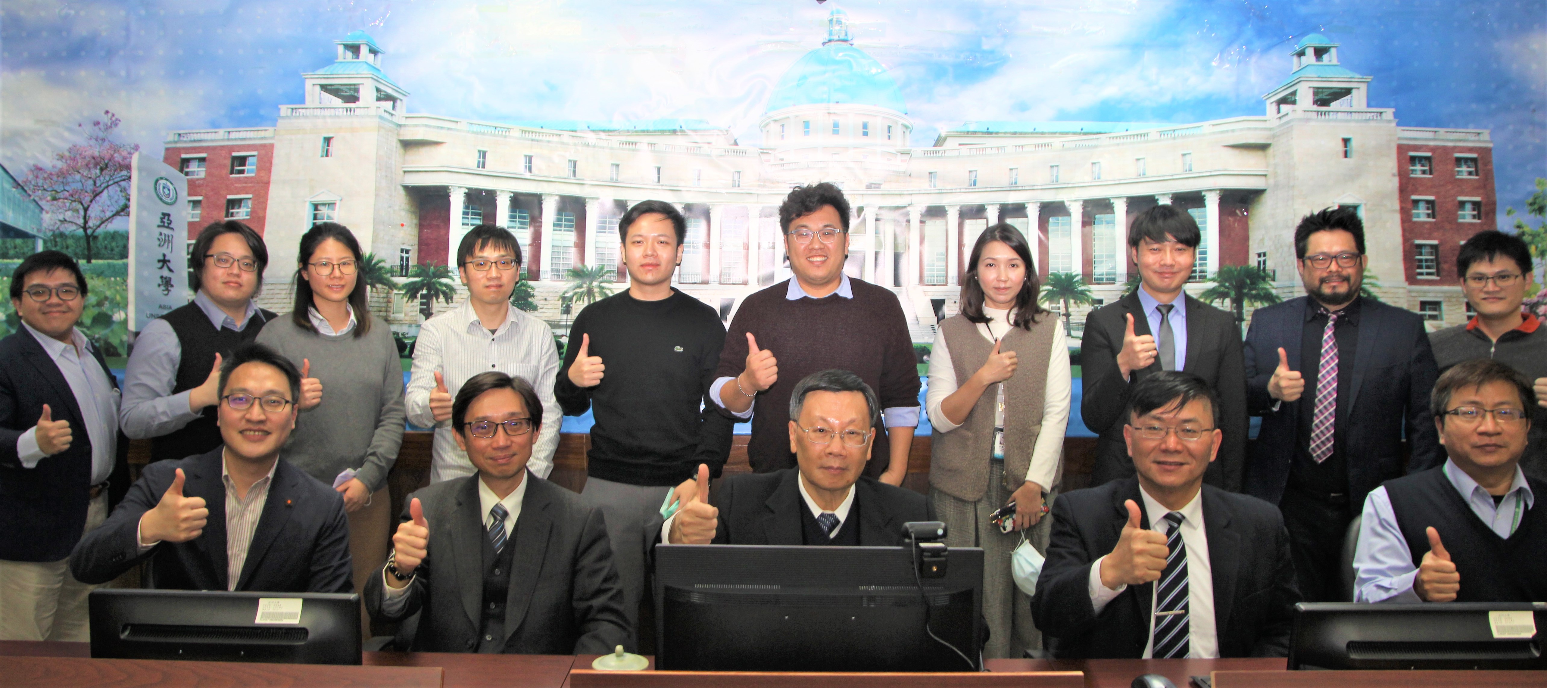 亞大校長蔡進發(前排左三)與參加台灣精準健康戰略產業發展方案的人員一起合影。