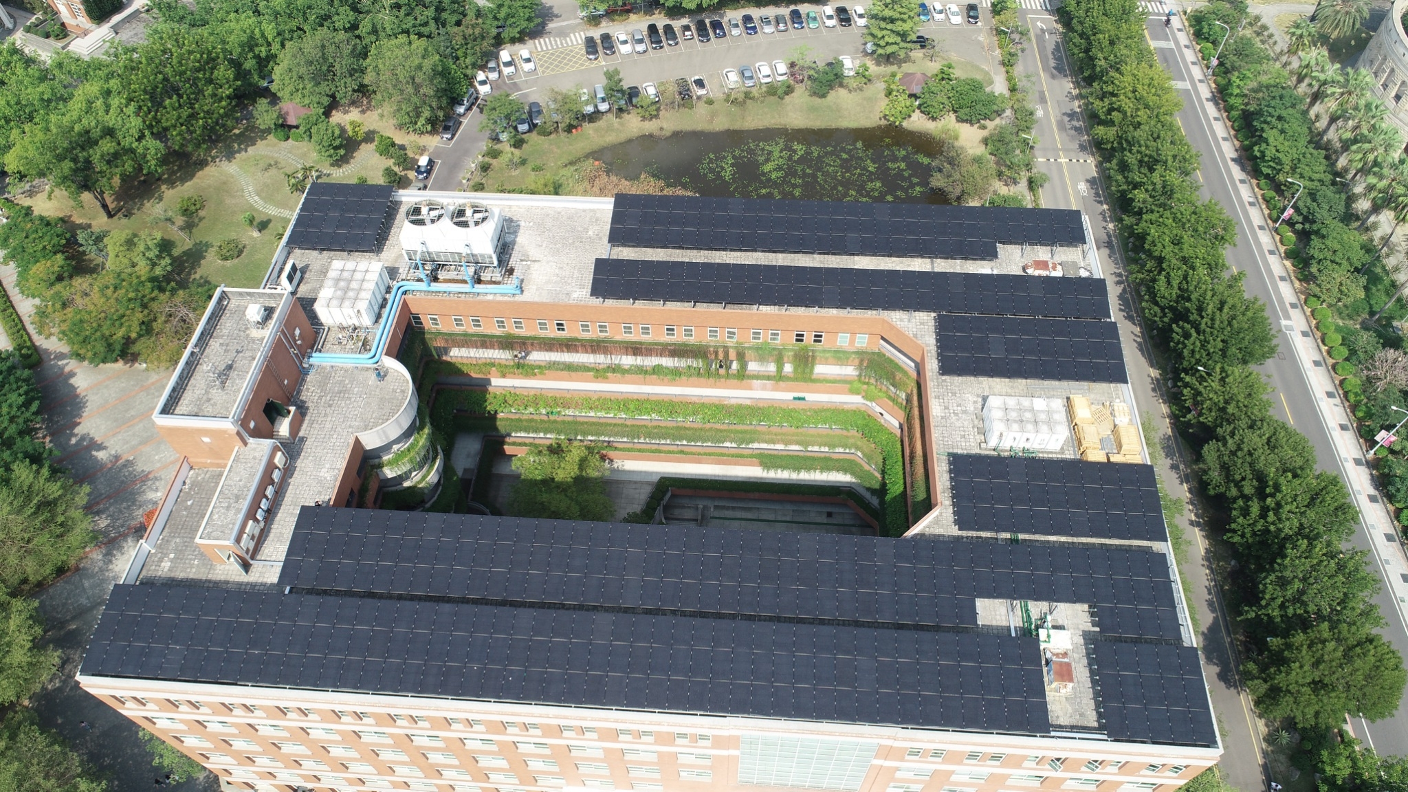 亞大人文管理學院大樓完成設置太陽能發電系統。