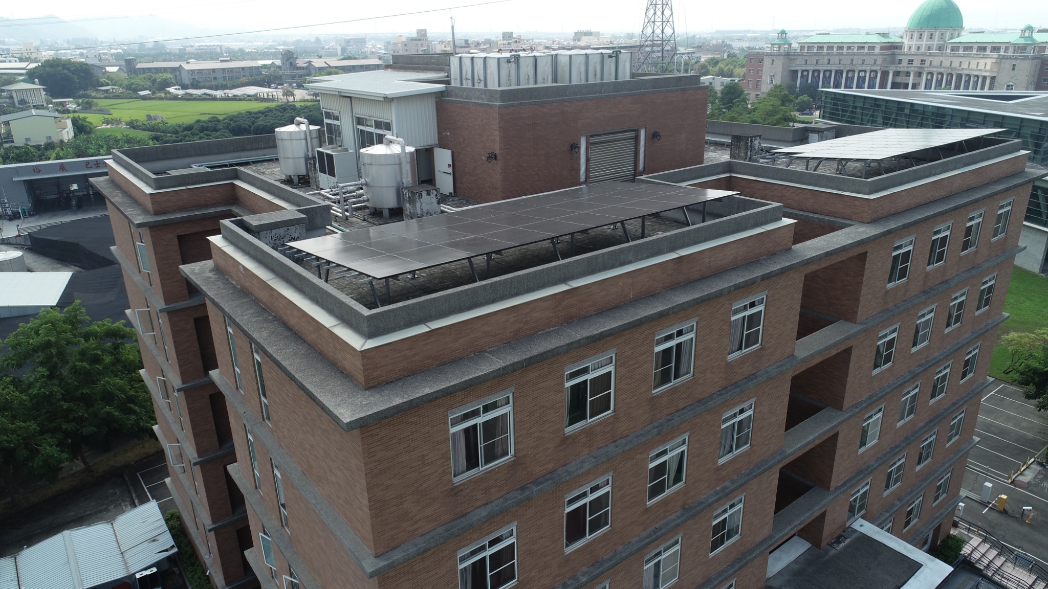 亞大登峰學苑的學生宿舍大樓完成設置太陽能發電系統。