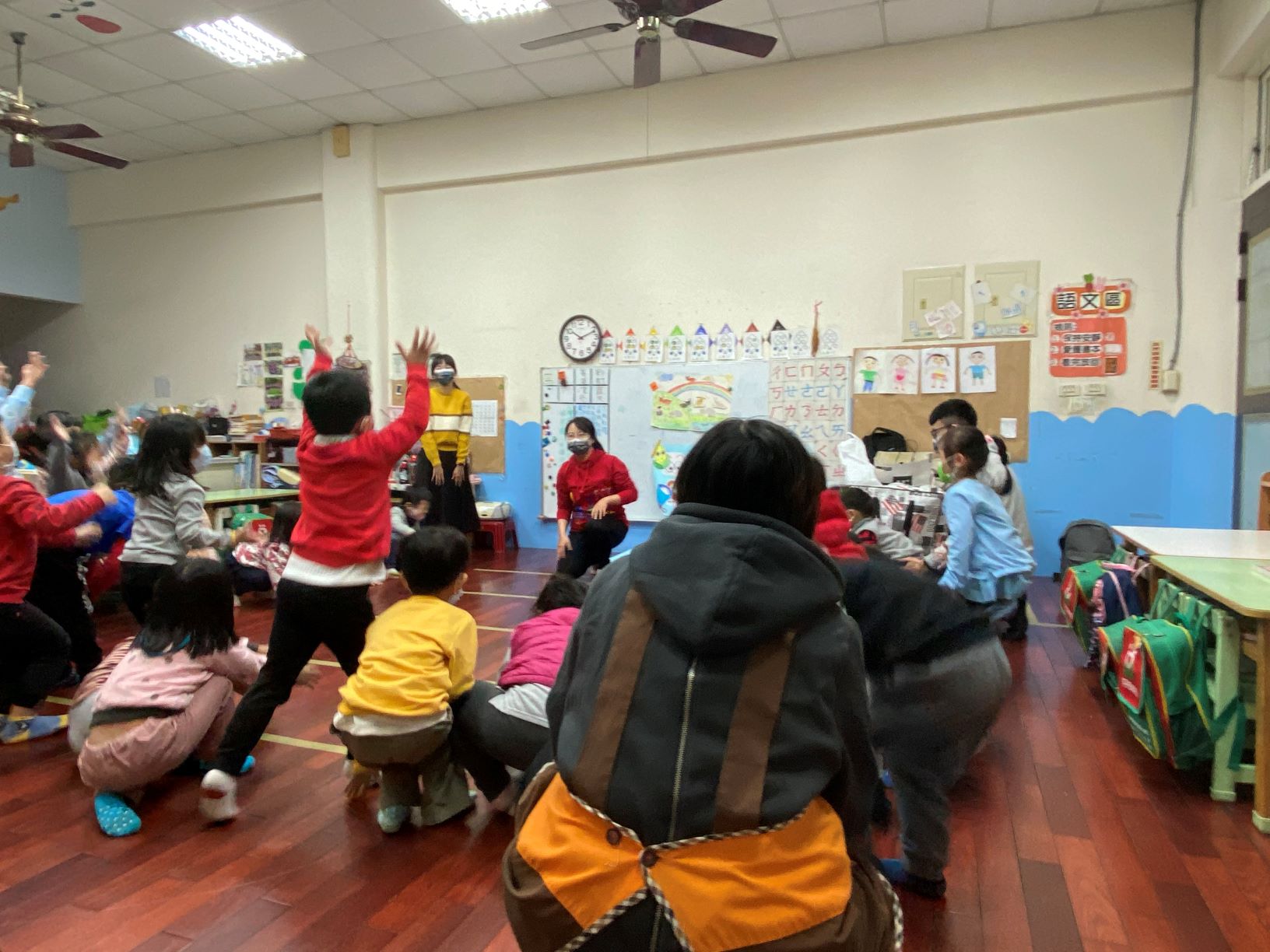 亞大心理所研究生到幼兒園帶活動，中班小朋友踴躍舉手發問。