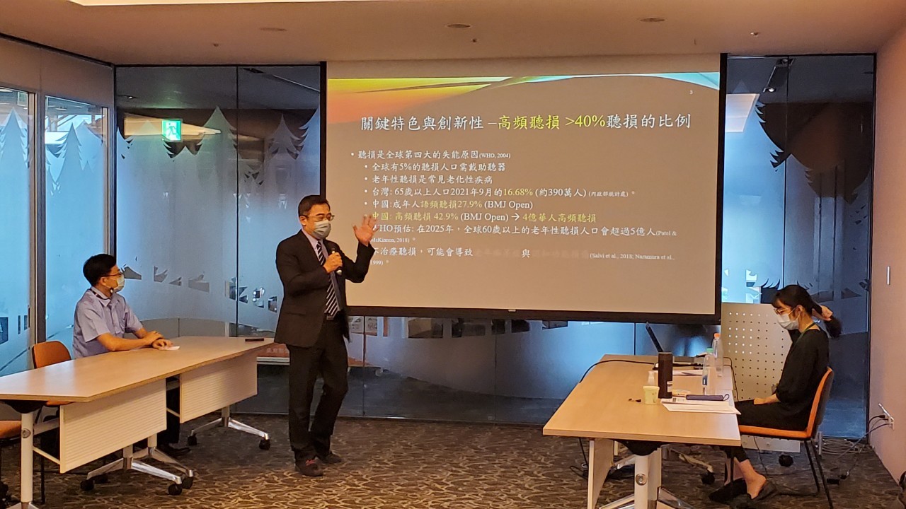 亞大醫健學院院長李信達(站立者)，在「台灣創新技術博覽會」專利發明競賽，報告聽力訓練輔助設備。