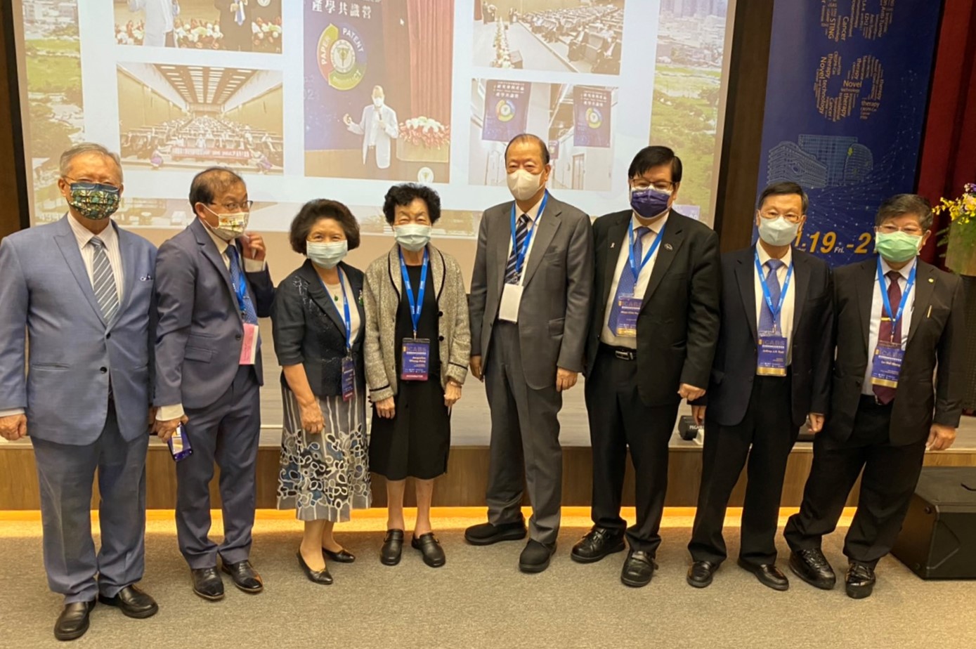 「中亞聯大」合辦「2021台灣國際創新生物醫學峰會」，董事長蔡長海博士（右四）、中醫大校長洪明奇（右三）、亞大校長蔡進發（右二），和與會貴賓合照。
