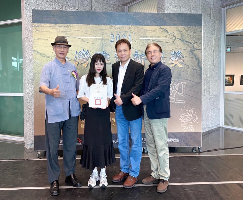 商品系老师陈齐川(右起)、台中市文化局副局长曾能汀、吴书瑄同学、雕塑家谢栋樑合影。