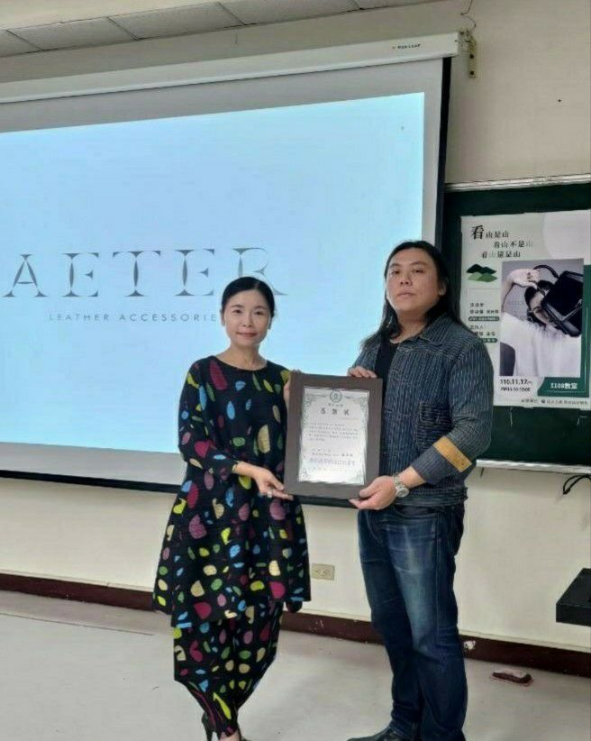 創意設計學院副院長、時尚系主任林青玫(左)頒發感謝狀給徐以倫設計師。