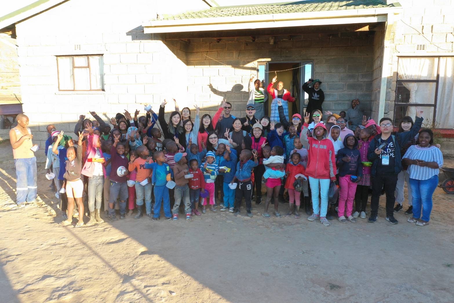  亞大創意領導學程的學生遠赴非洲賴索托阿彌陀佛關環中心(ACC)，執行OProSS（海外專業社會服務項目）計畫。