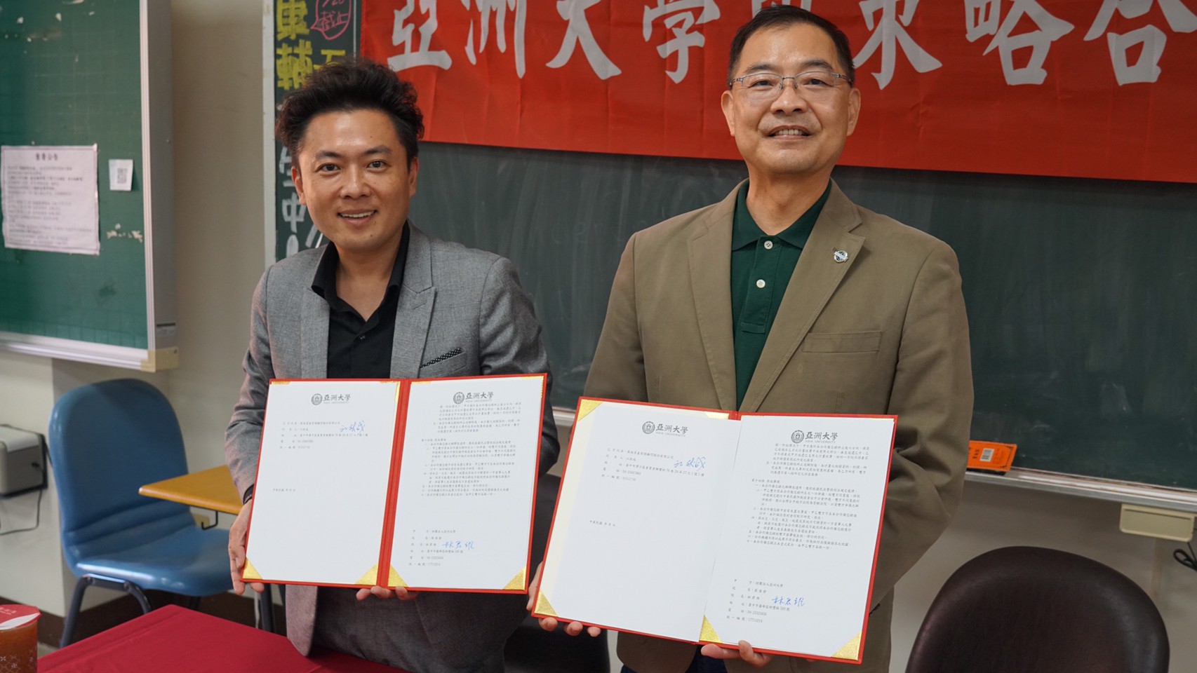 亞大管理學院院長林君維(右)，與展瑞公司董事長江狄成，簽訂產學合作備忘錄。