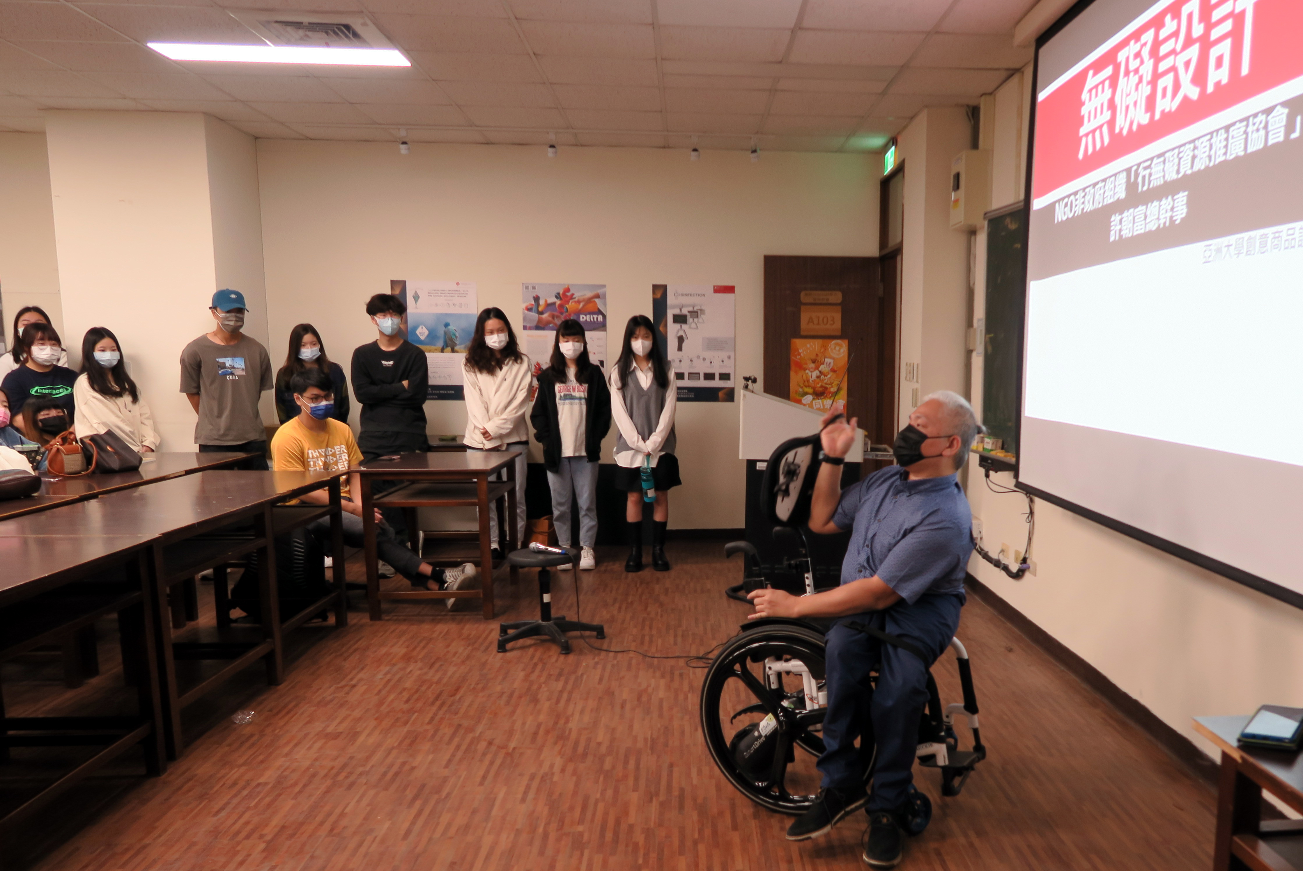 「行無礙資源推廣協會」總幹事許朝富(右)，向商設系同學介紹輪椅椅墊，對輪椅族的重要。