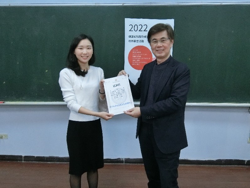 亞大副校長鄧成連(右)，致贈感謝狀給吳品潔設計師。